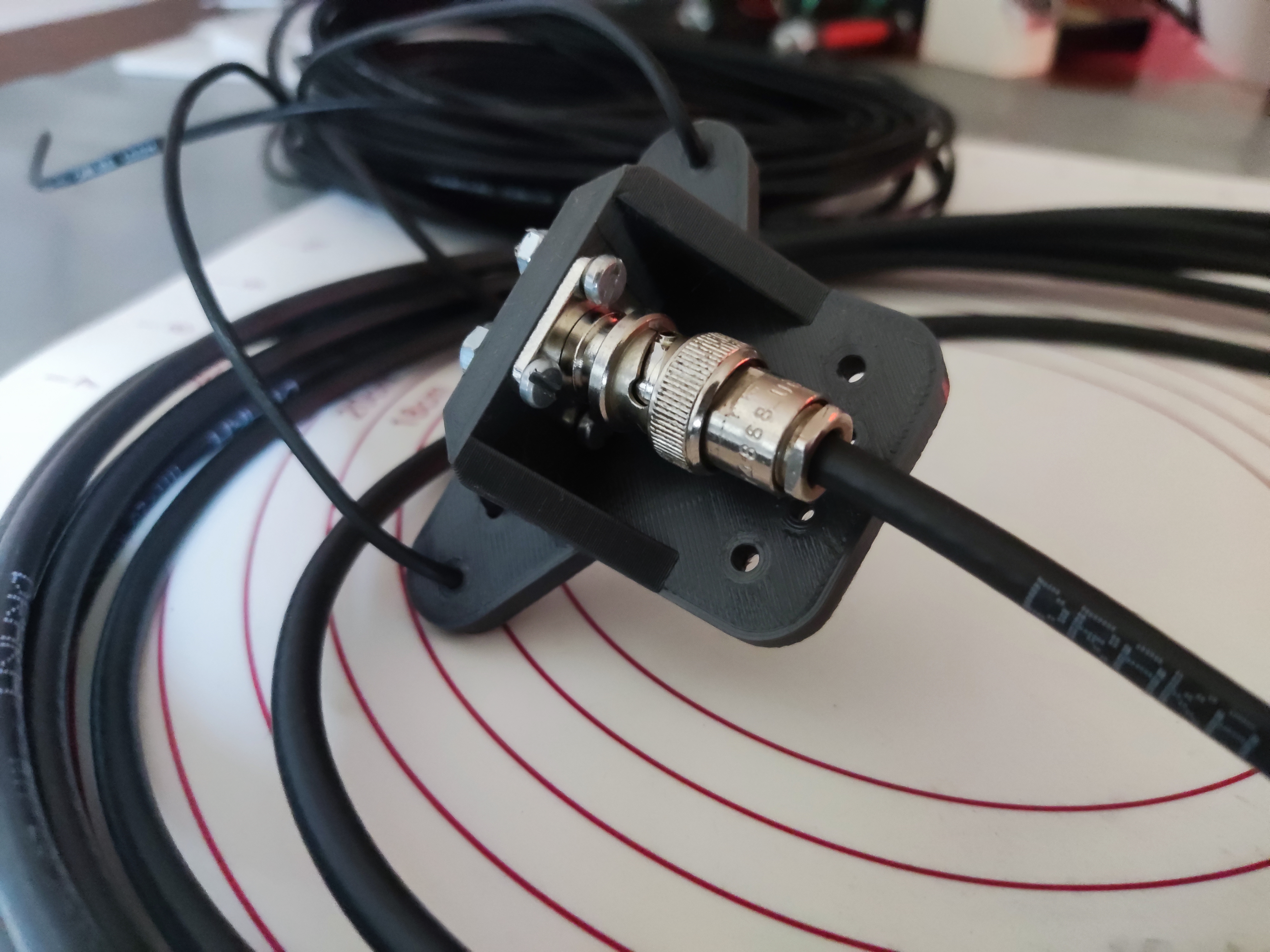 Dipole antenna center
