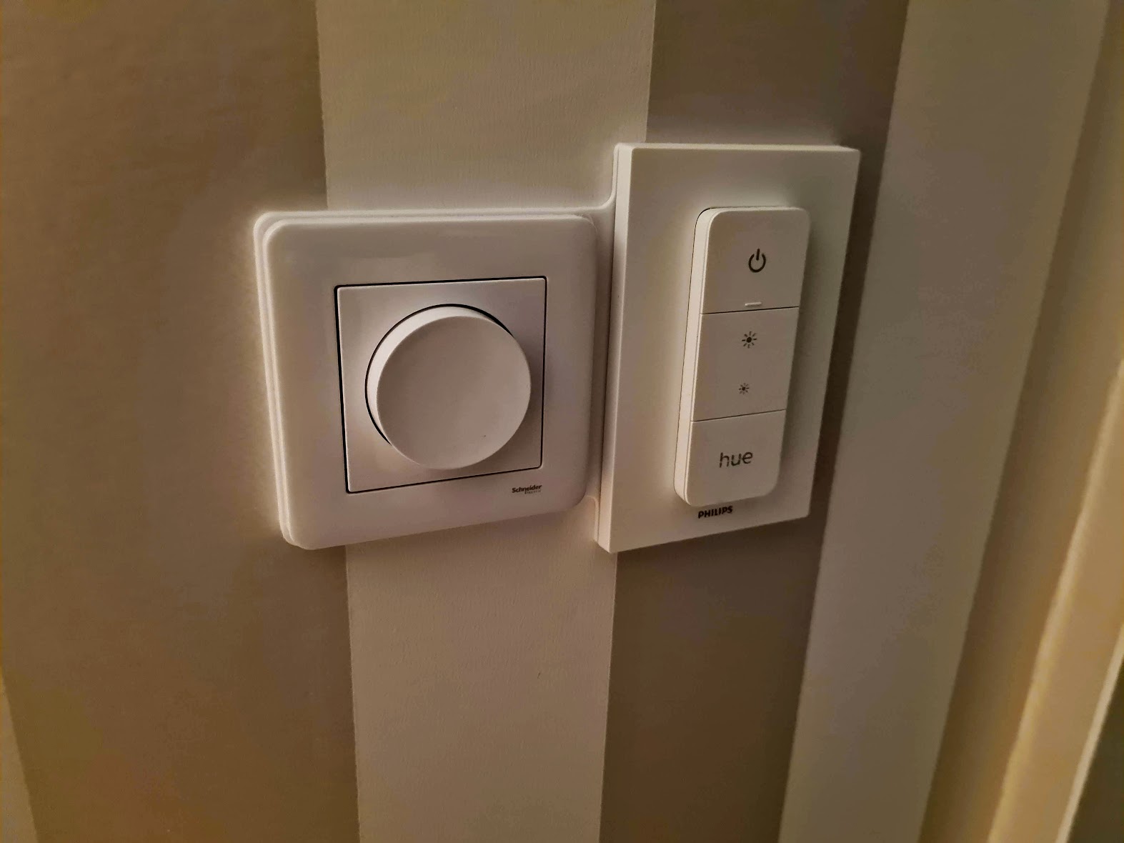 Schneider Exxact + Philips Hue Dimmer Switch (V2) (no drilling/taping!)