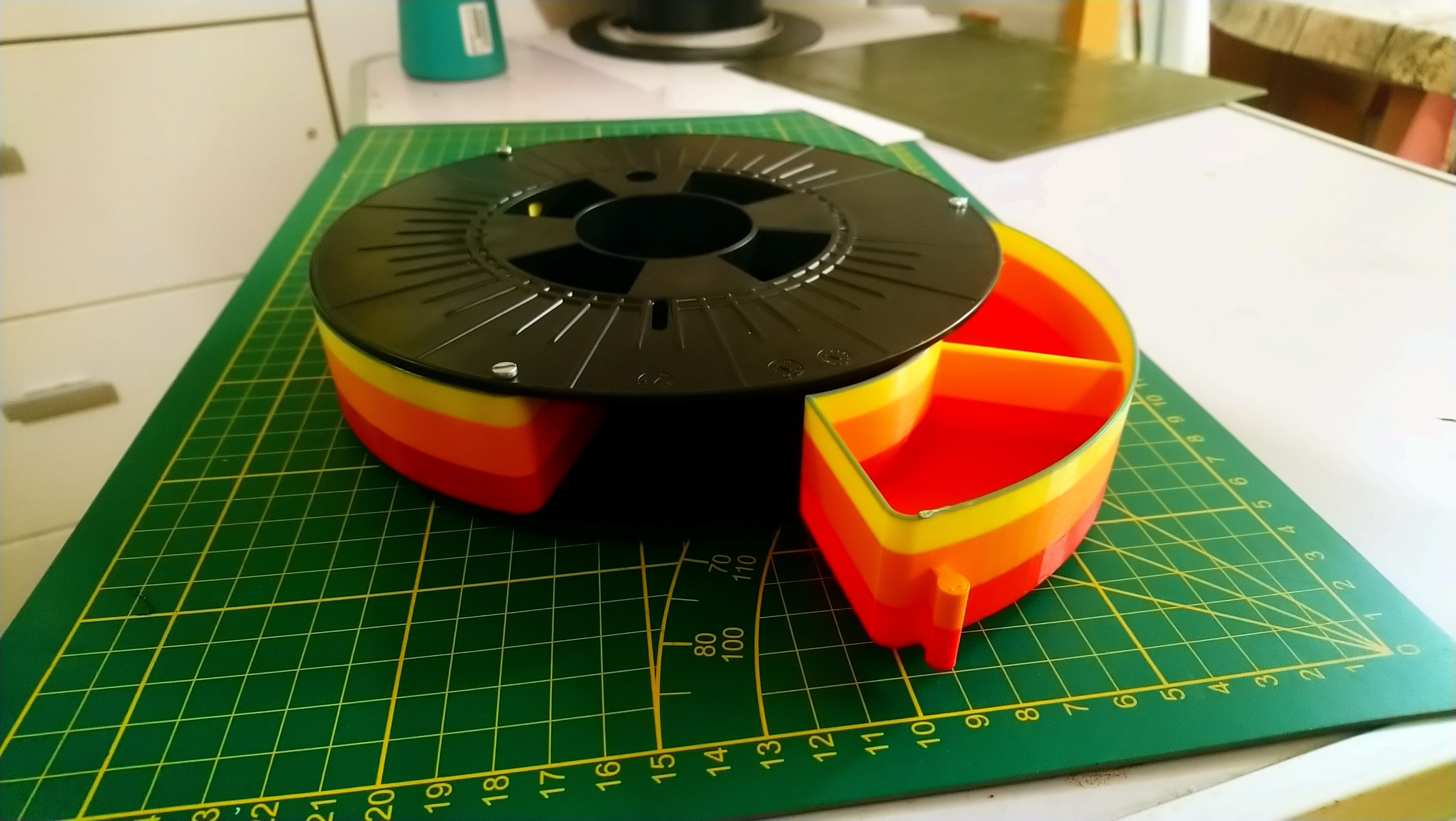 Spool upcycling, make a stackable Storage for your bits and pieces