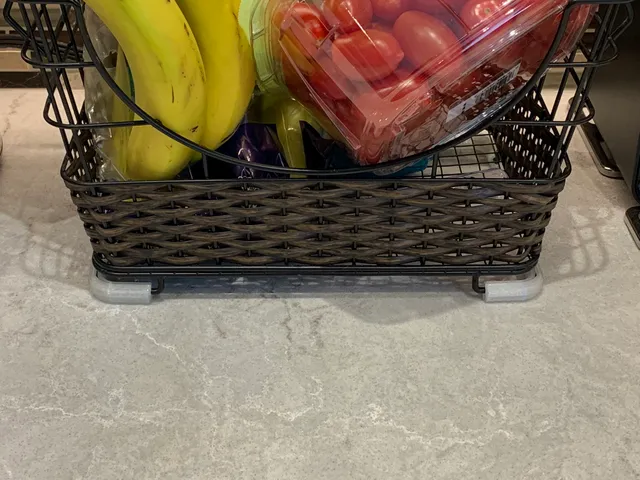 Anti-slip/anti-scratch foot for kitchen wire basket