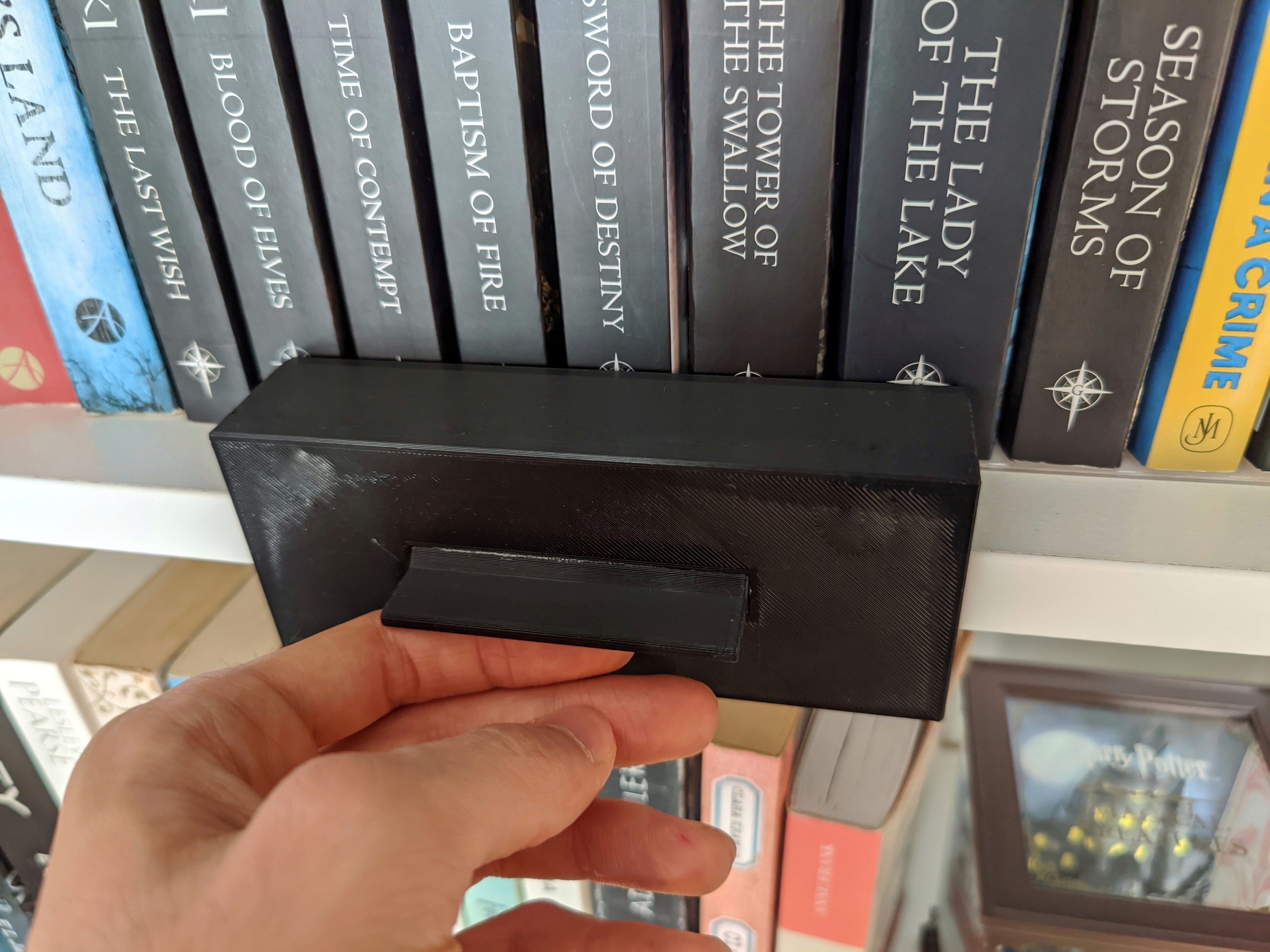 Bookshelf aligner