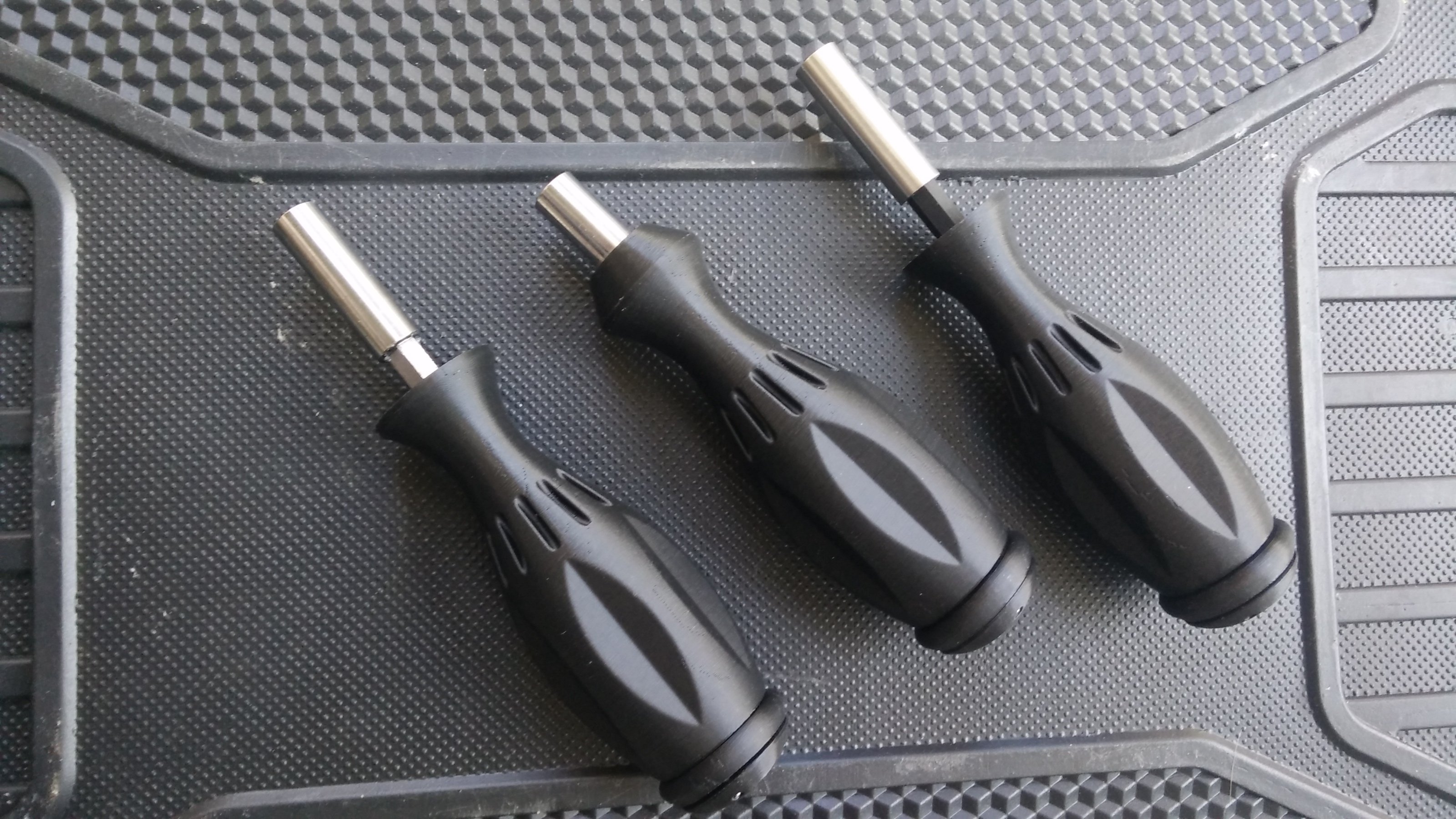 Ergonomic handle for bits with rotating disc