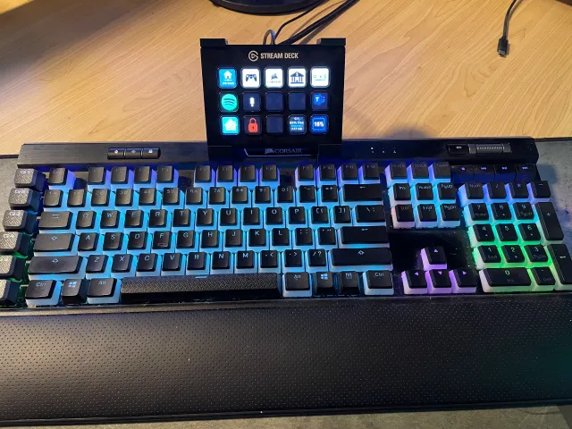K95 Stream Deck Mount