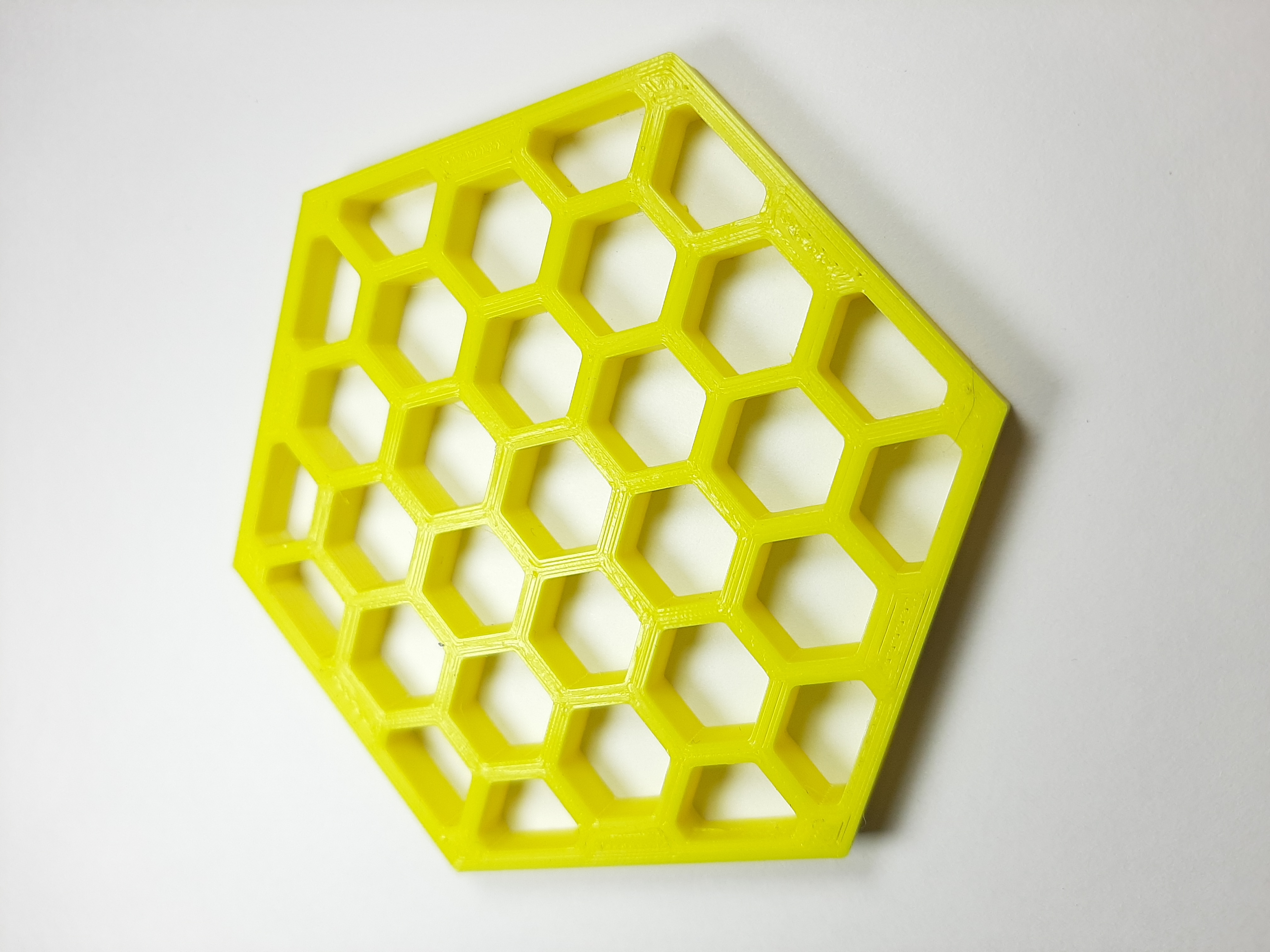 Miniatura 3 do modelo 3D Coaster With Hexagonal Pattern & Dispenser