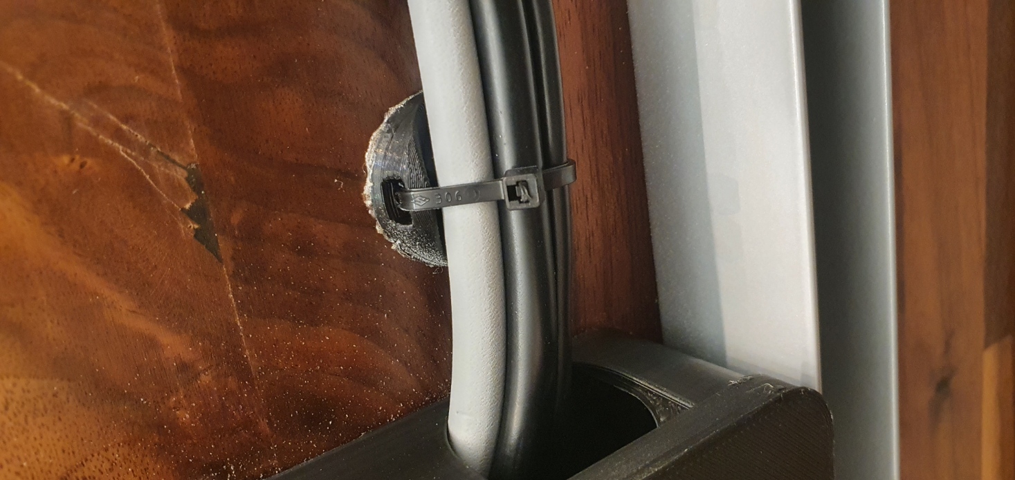 Cable mounting with zippers