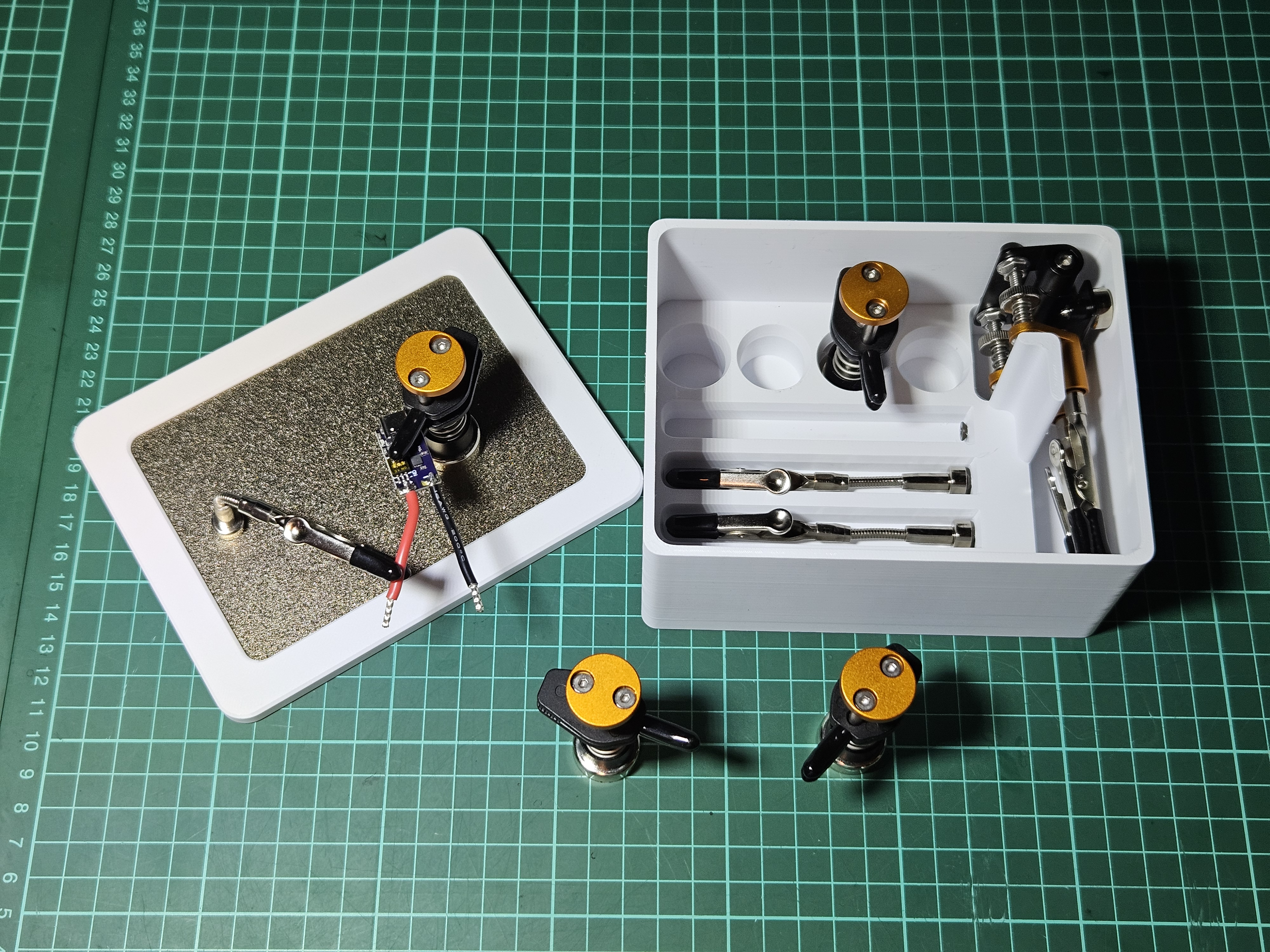 Magnetic Third Hand Storage