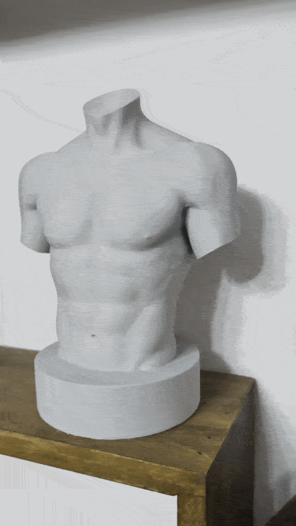 Schmuck-Halskettenständer / Kopfloser athletischer Torso auf einem Marmorsockel