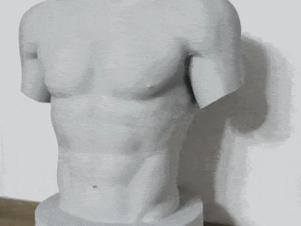 Schmuck-Halskettenständer / Kopfloser athletischer Torso auf einem Marmorsockel