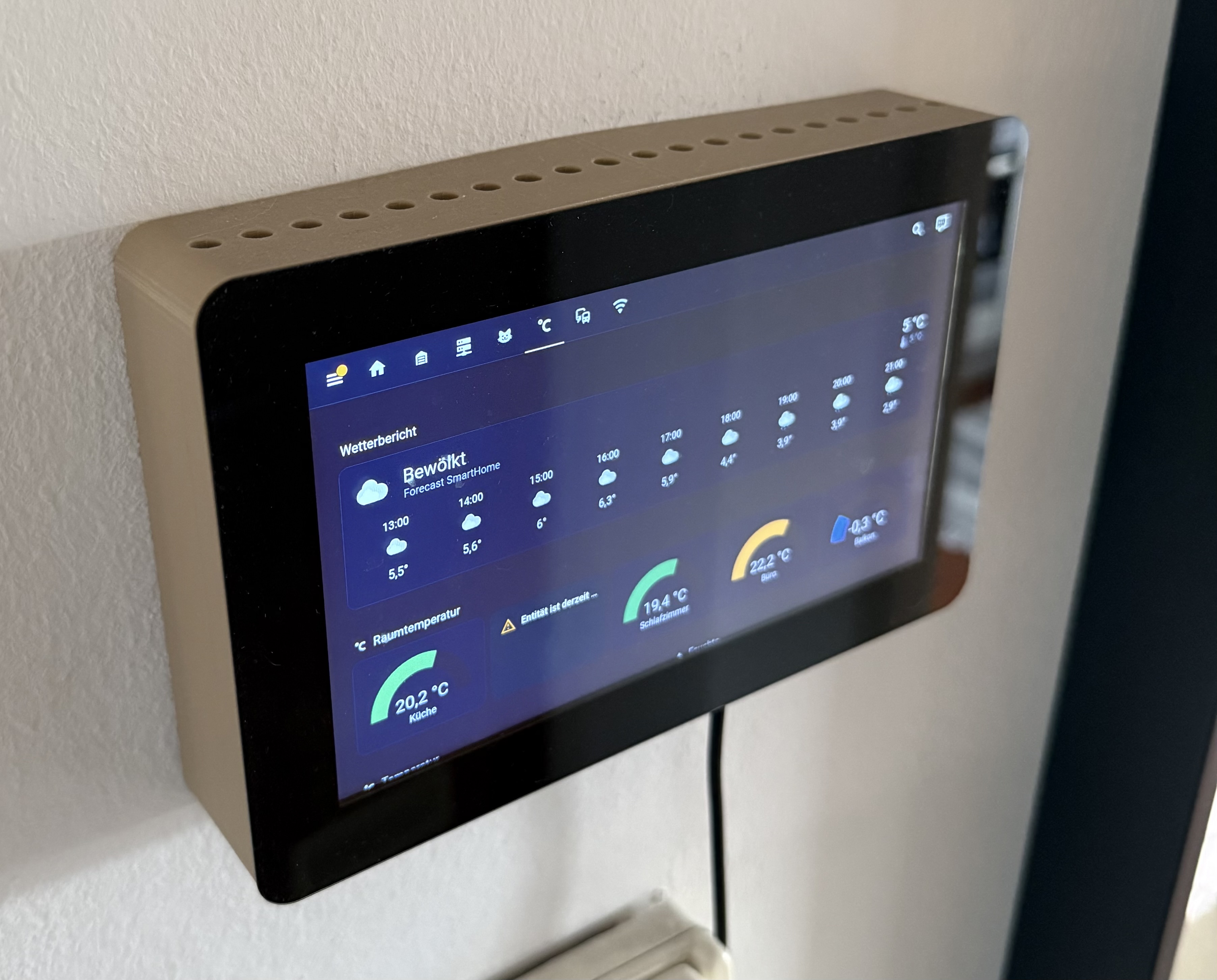 Wall mount for the Raspberry Pi 5 Touch Display 2 (7-inch display)