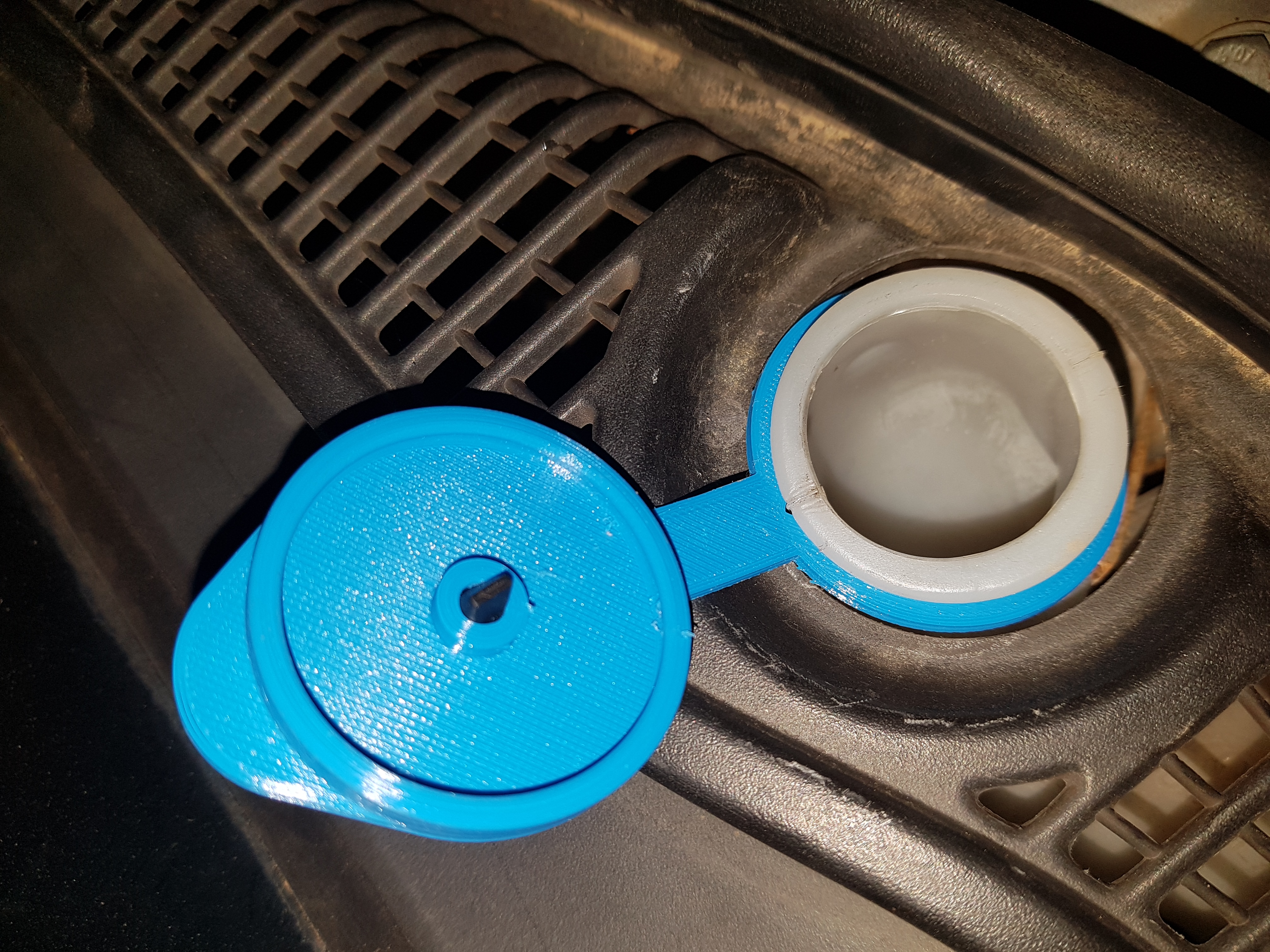 Cap for windscreen washer tank for a Volvo C70
