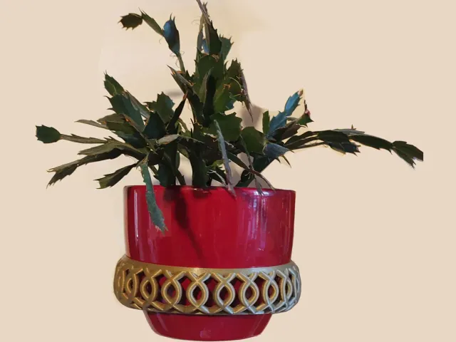 Wall mount plant pot