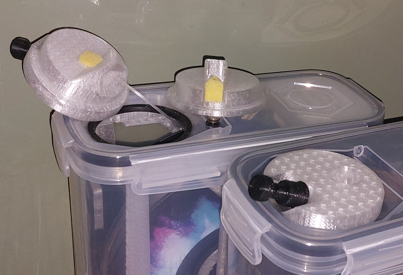 Cereal Drybox Cap with integrated dust filter (hexagon variant)