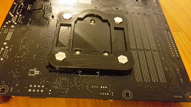 CPU fan mounting backplate