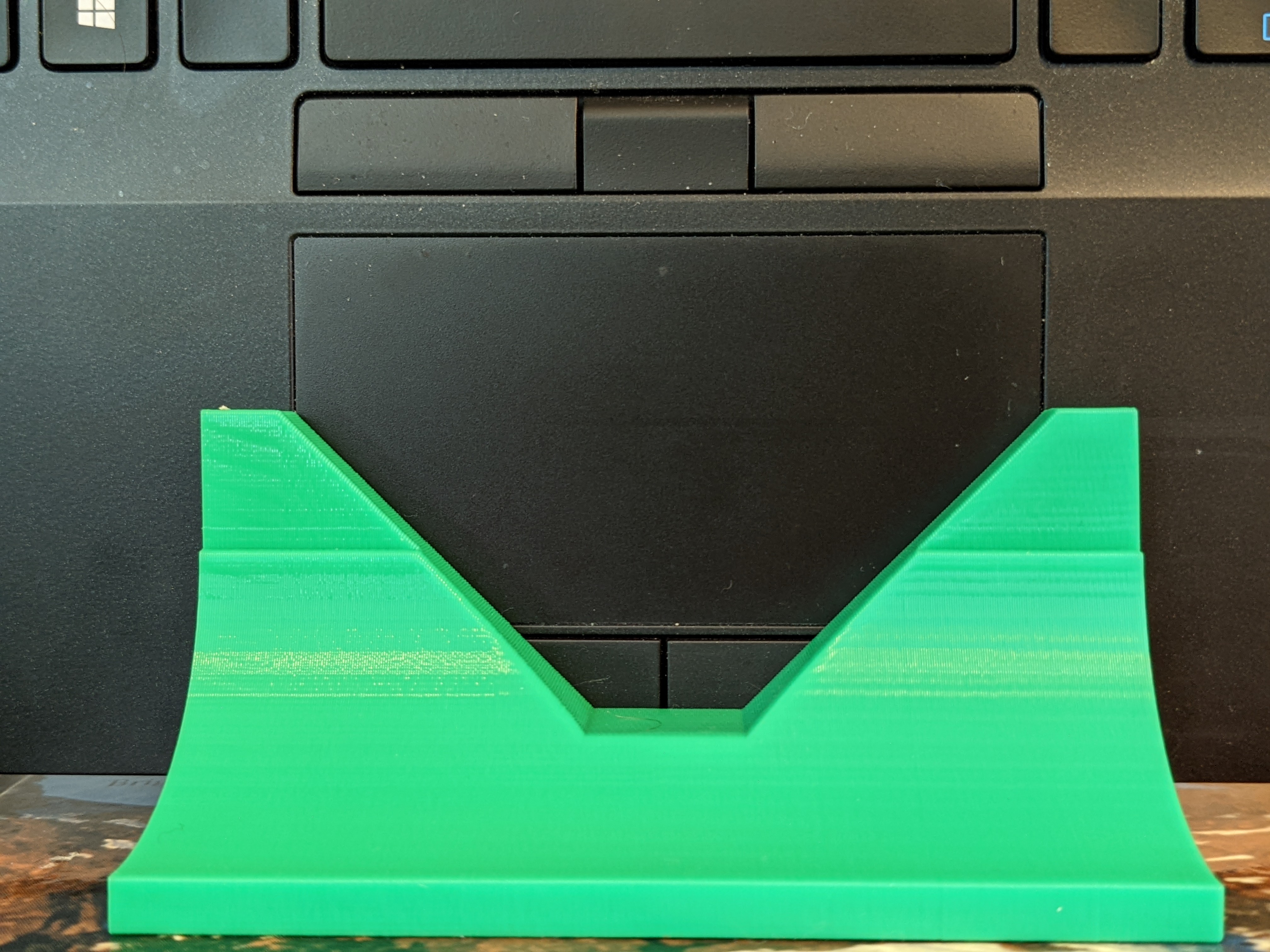 Laptop stand to hold the Dell Latitude 7480 (~2018) laptop vertically