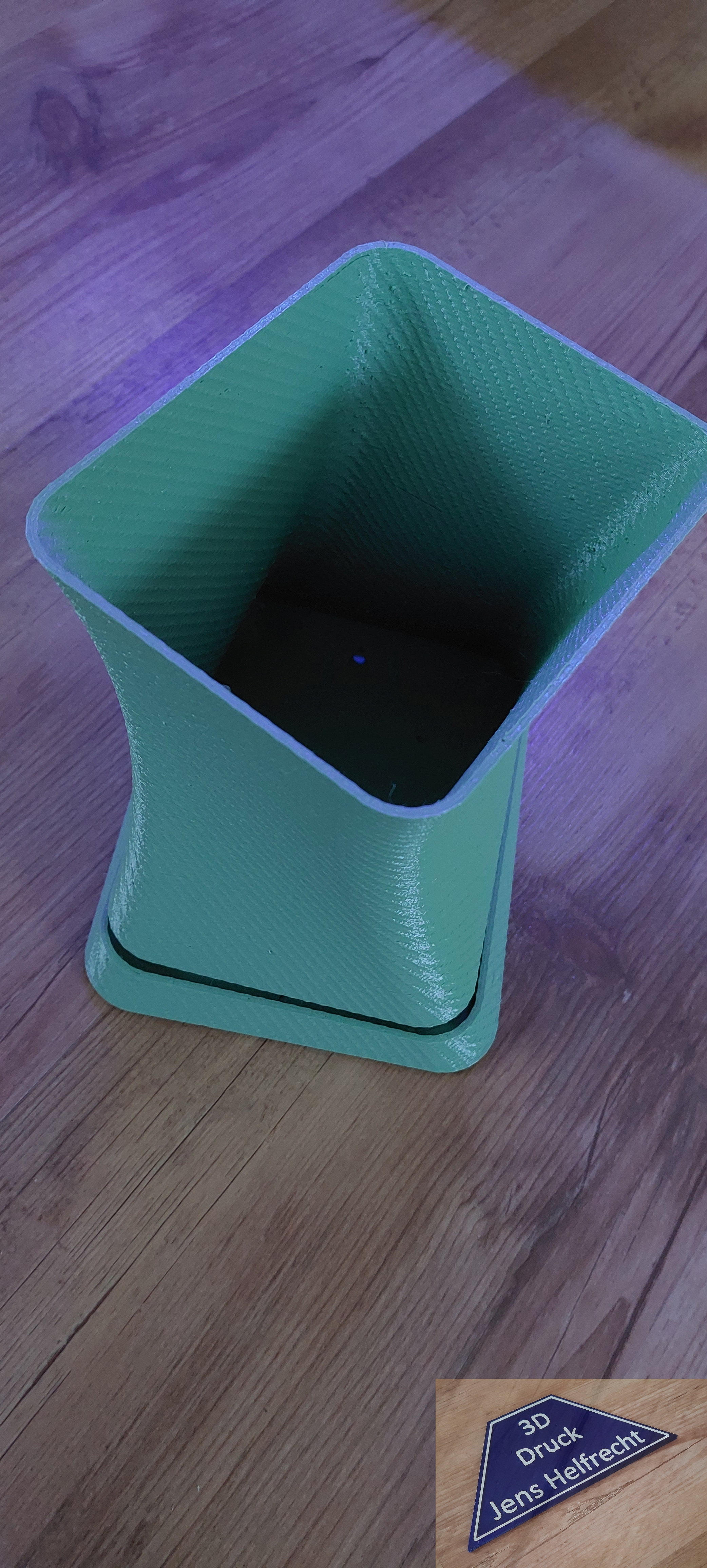 Miniatura 4 do modelo 3D Twisted Plant Pot