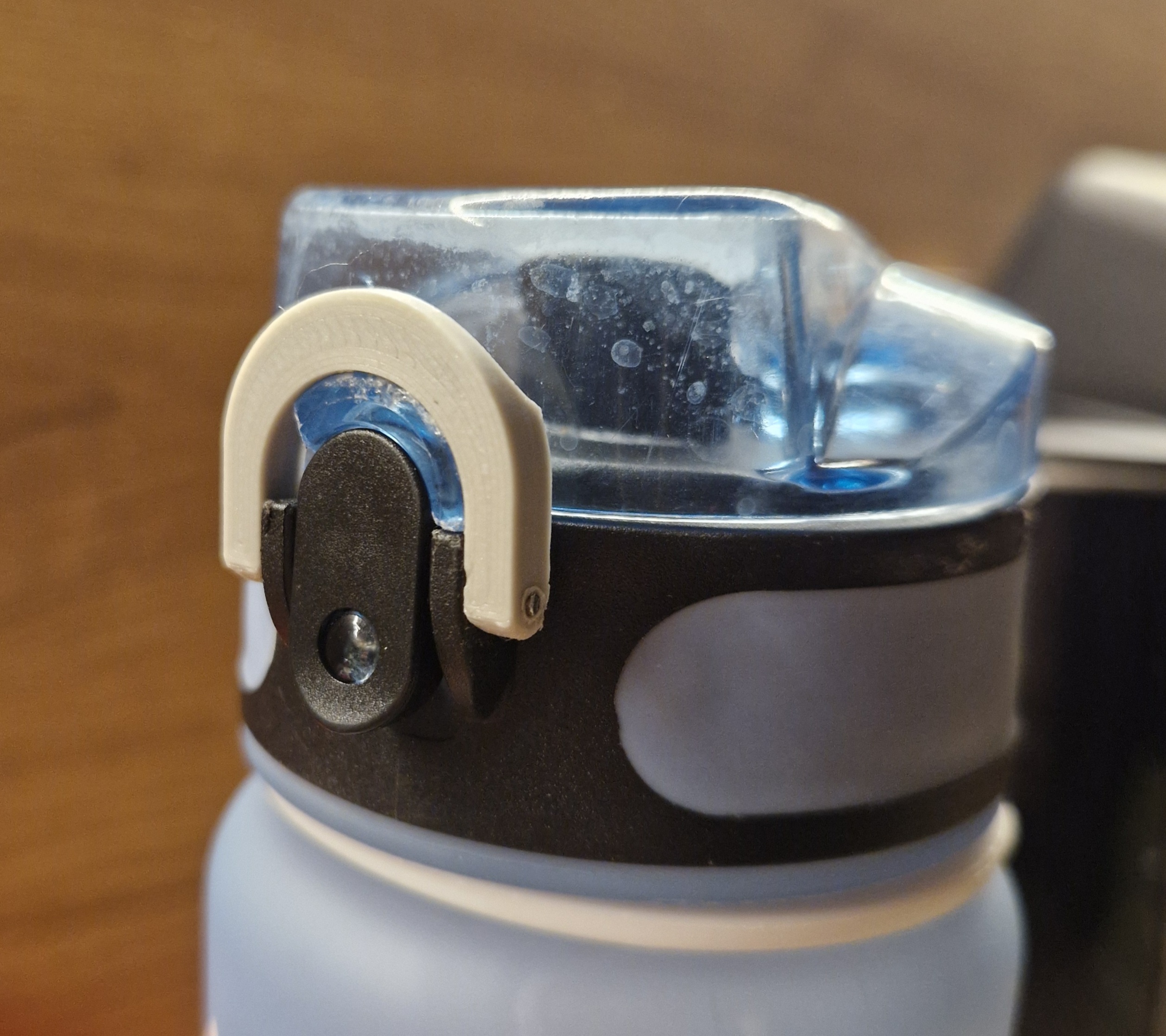 Water bottle latch / closing clip