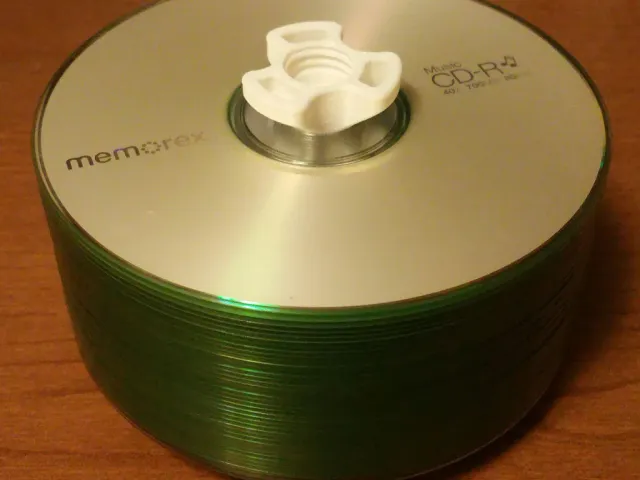 Optical disc storage spindle and nut