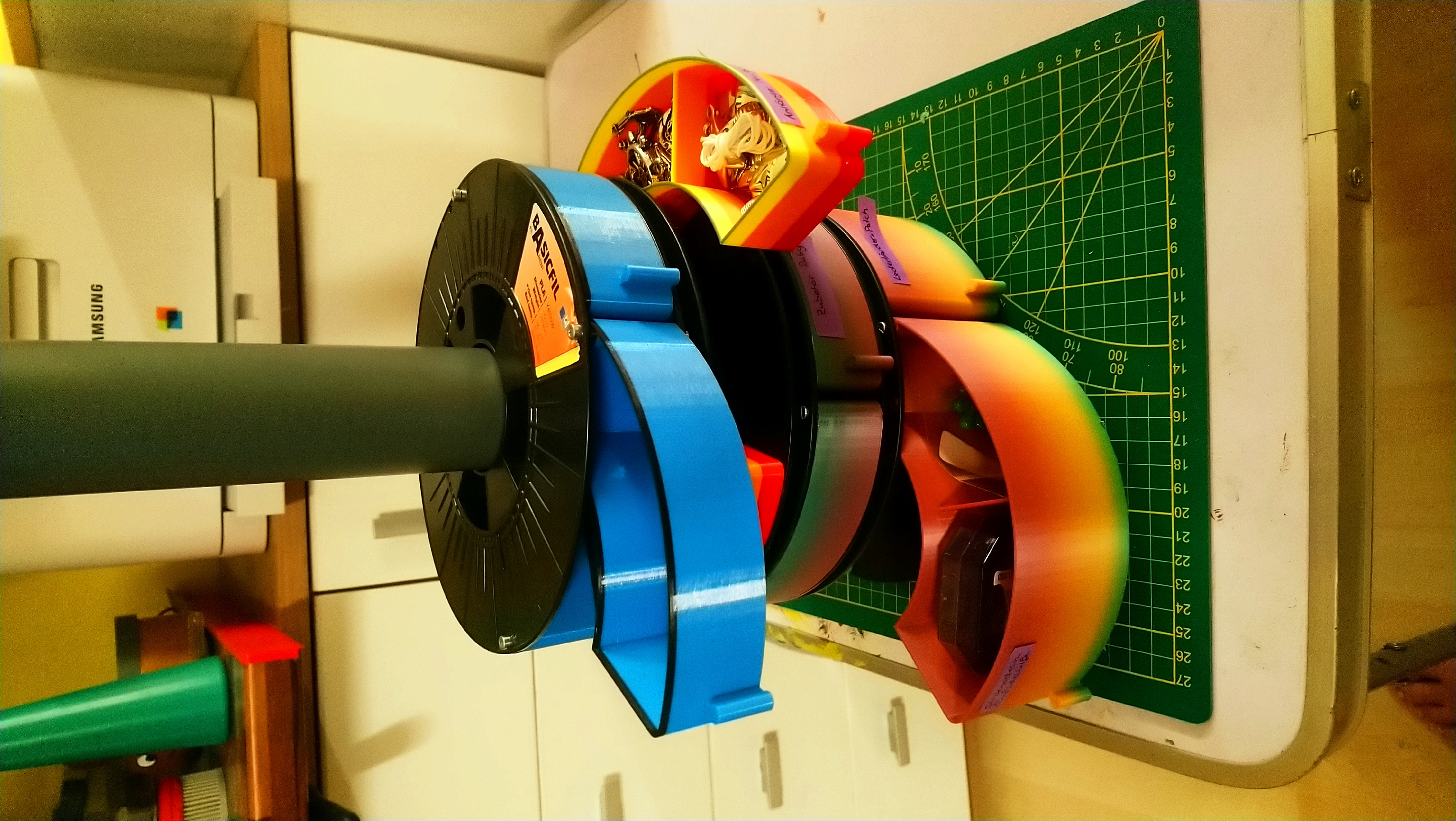 Spool upcycling, make a stackable Storage for your bits and pieces