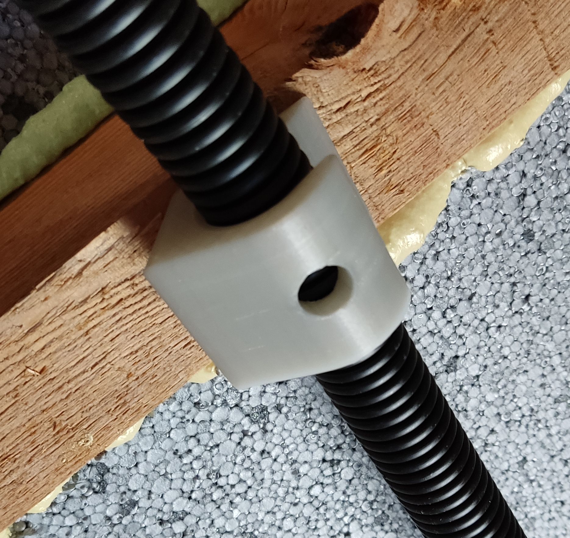 Wall wire pipe holder / nástěnný držák na chráničky či trubky