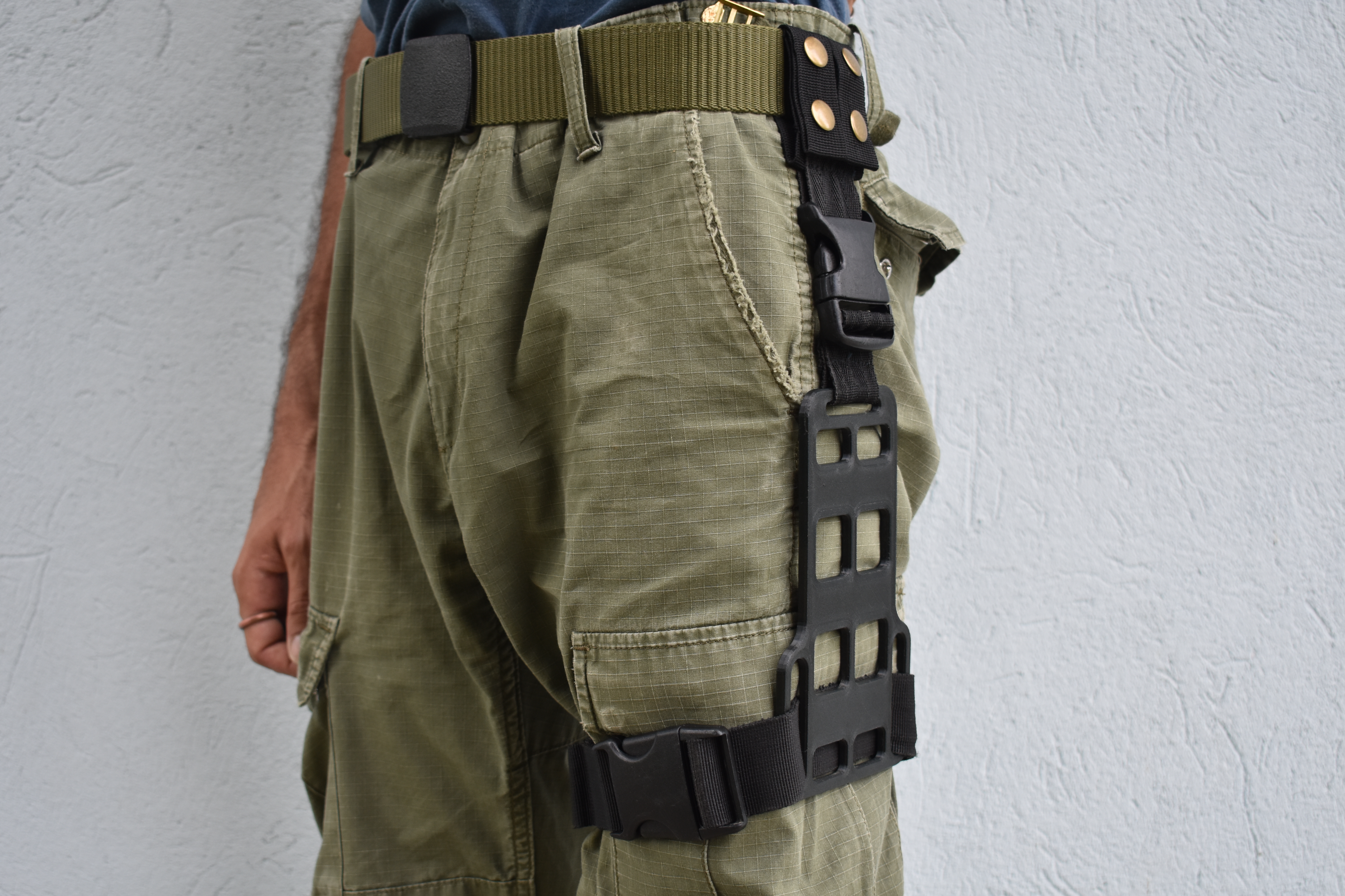 Drop leg molle plate