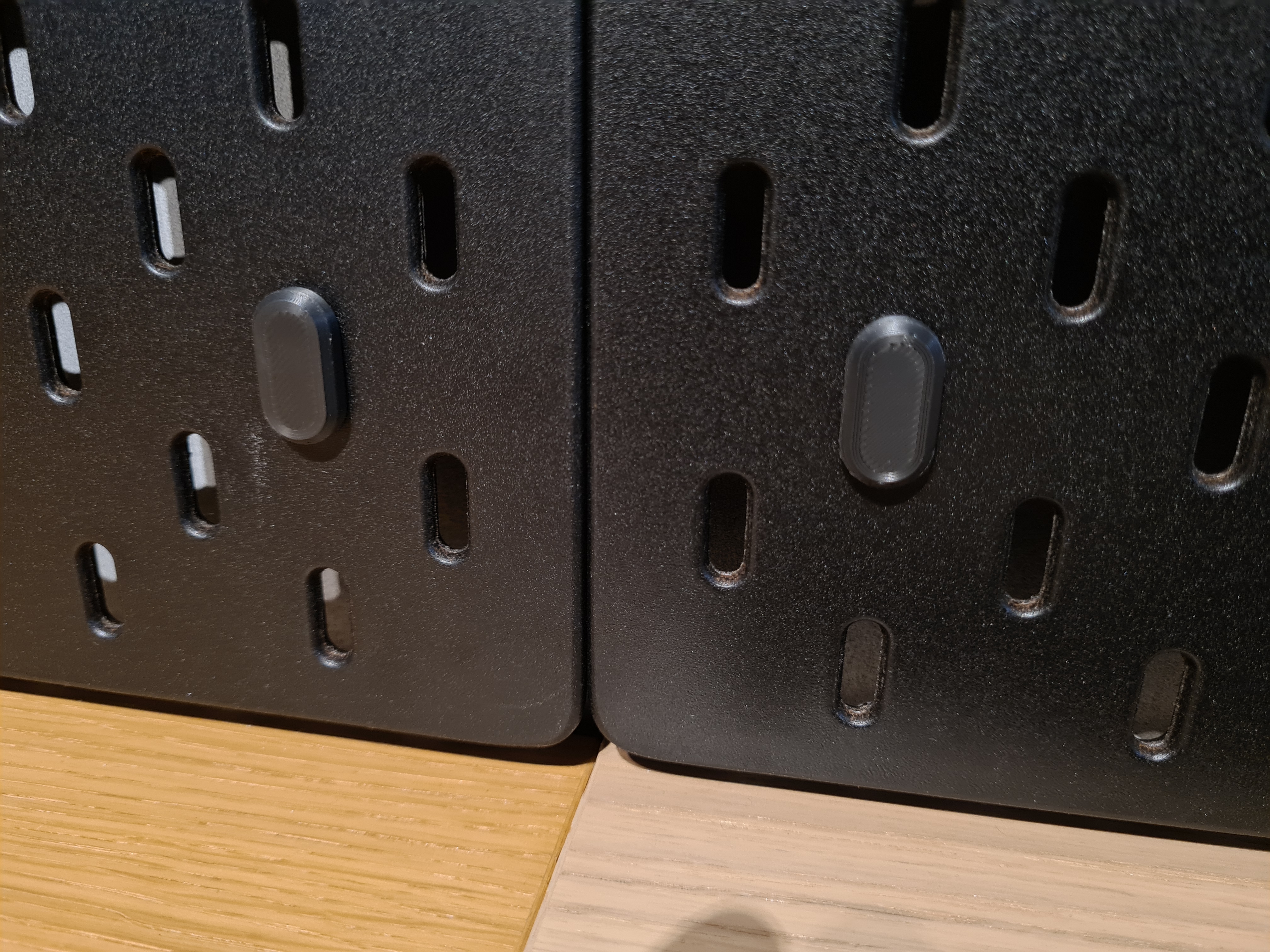 Sleek wall mount for Skådis