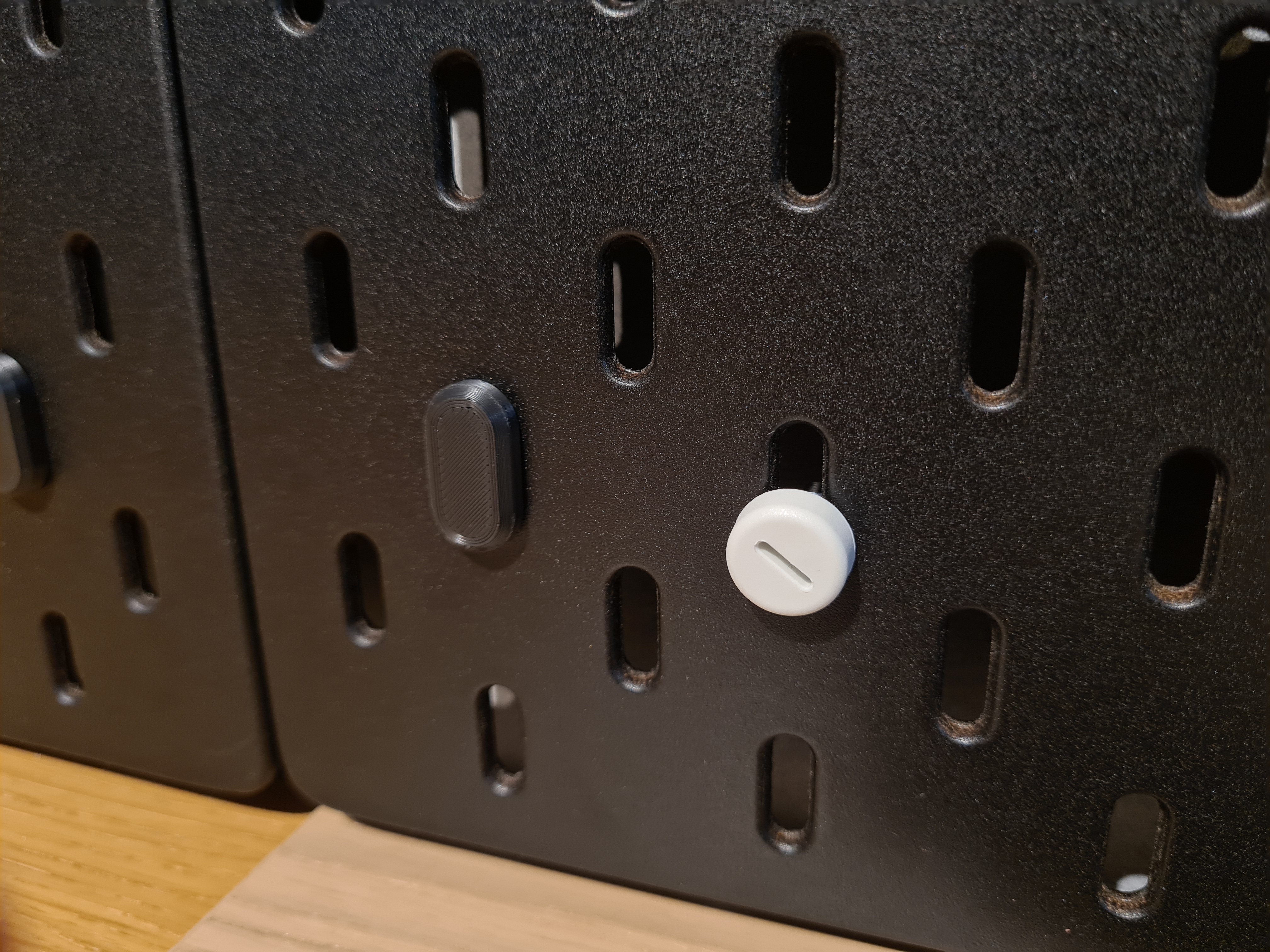 Sleek wall mount for Skådis