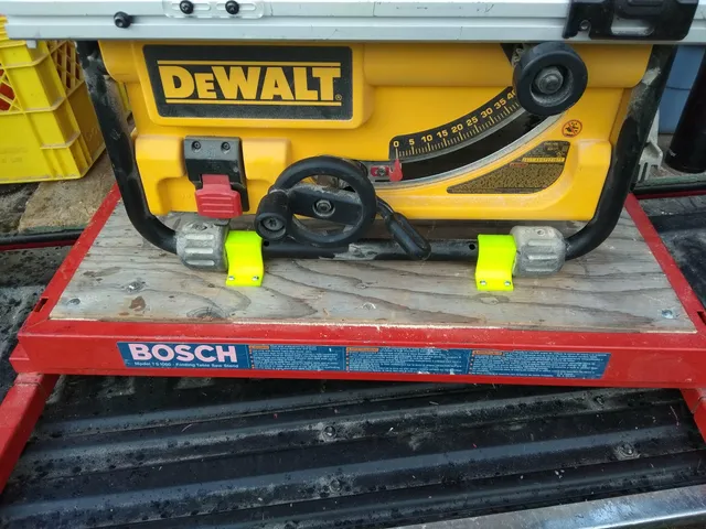 DeWalt portable tablesaw clips