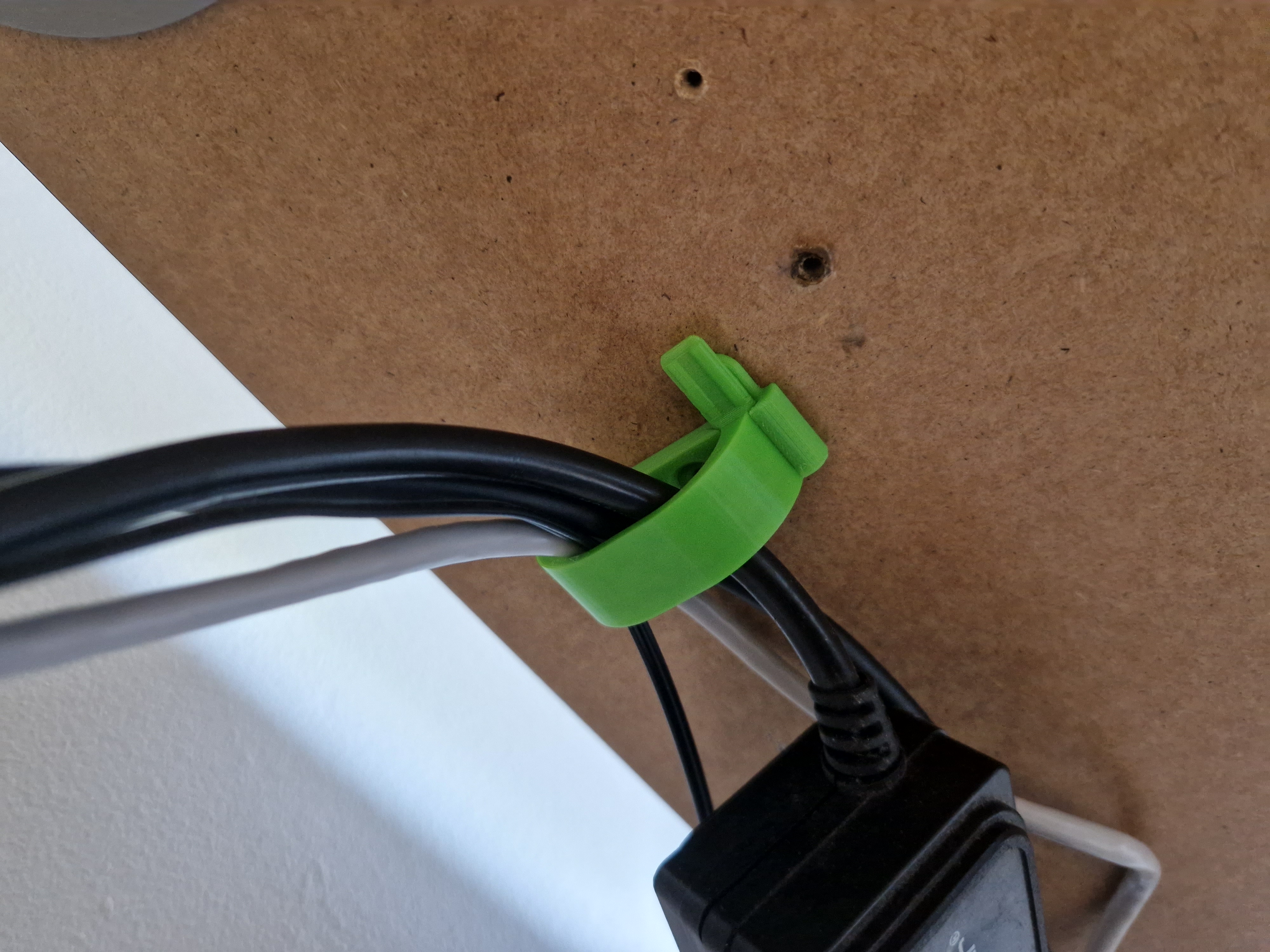 Locking cable mounts