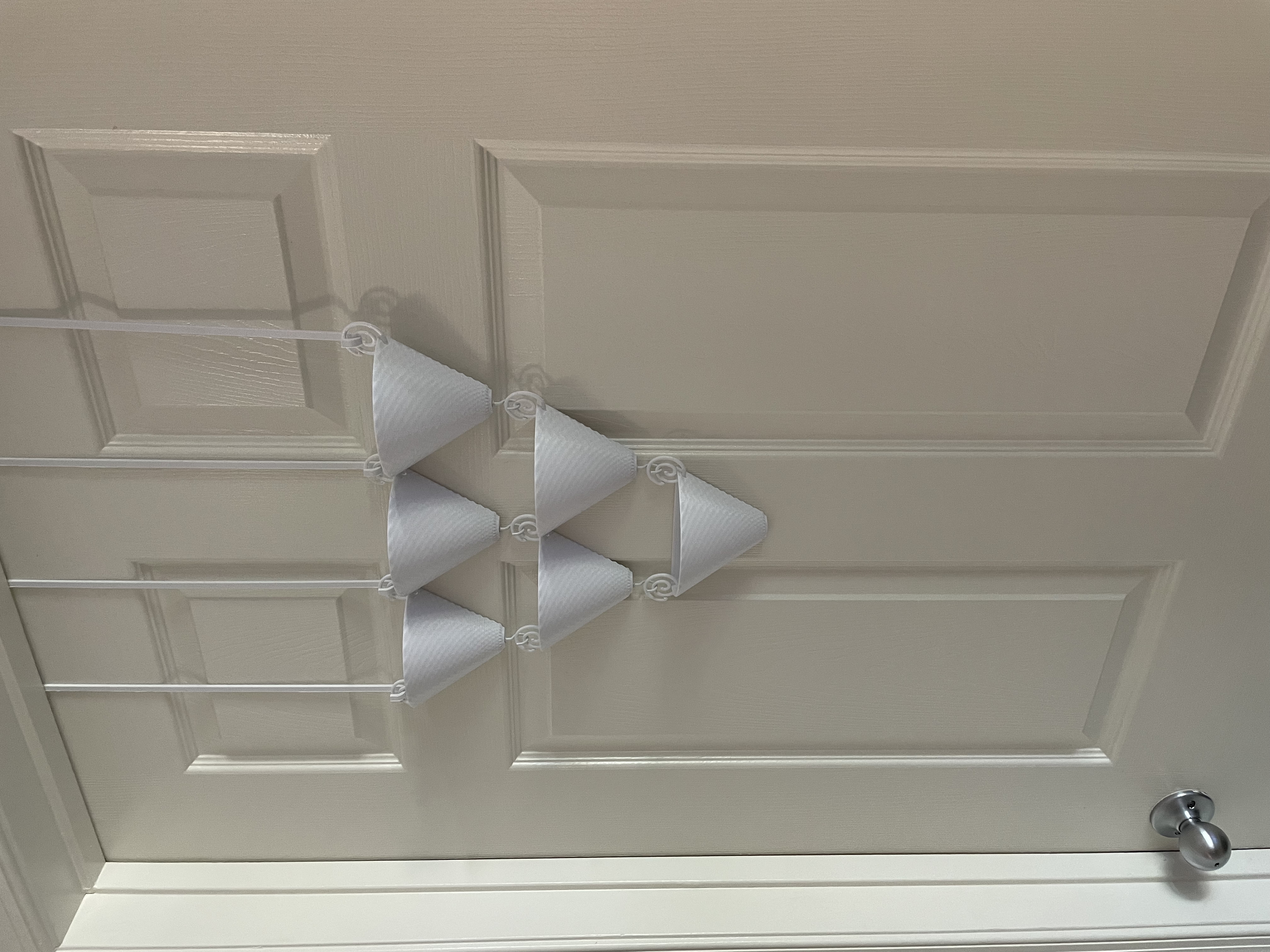 Miniatura 4 do modelo 3D Triangular hanging flower pots - no nails needed