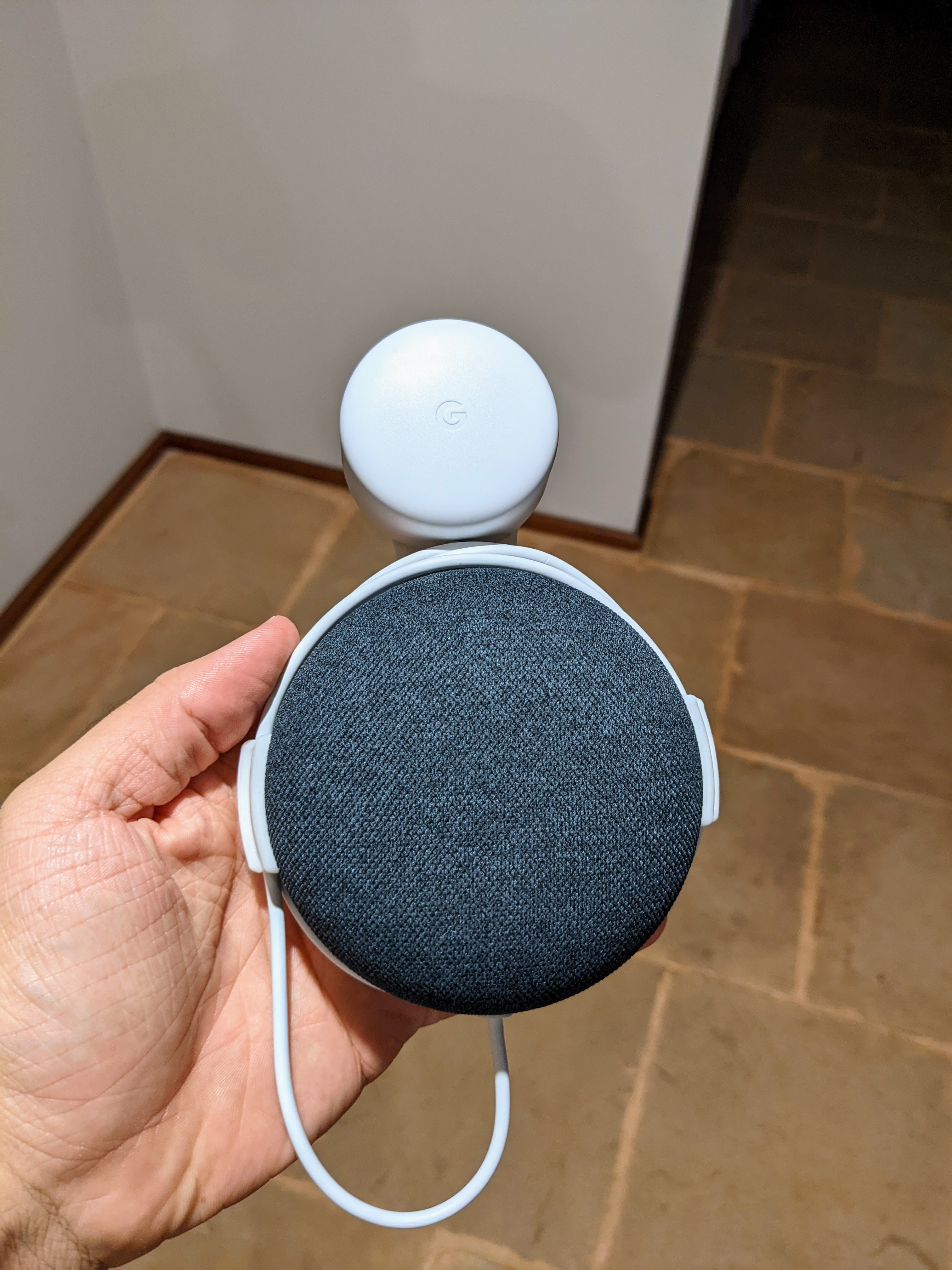 Miniatura 2 do modelo 3D Google Nest Mini speaker wall socket mount