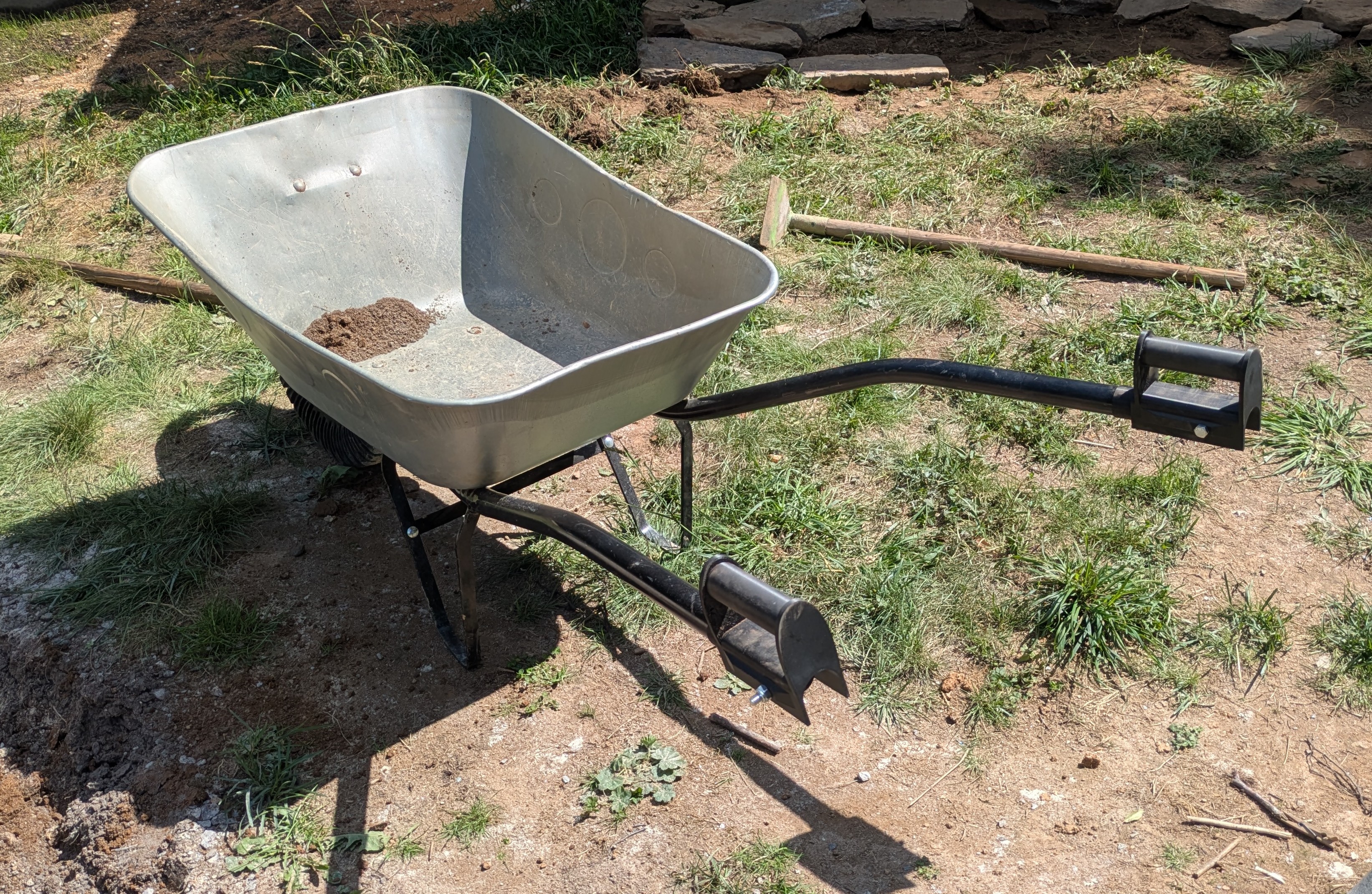 Pivoting Wheelbarrow Handles