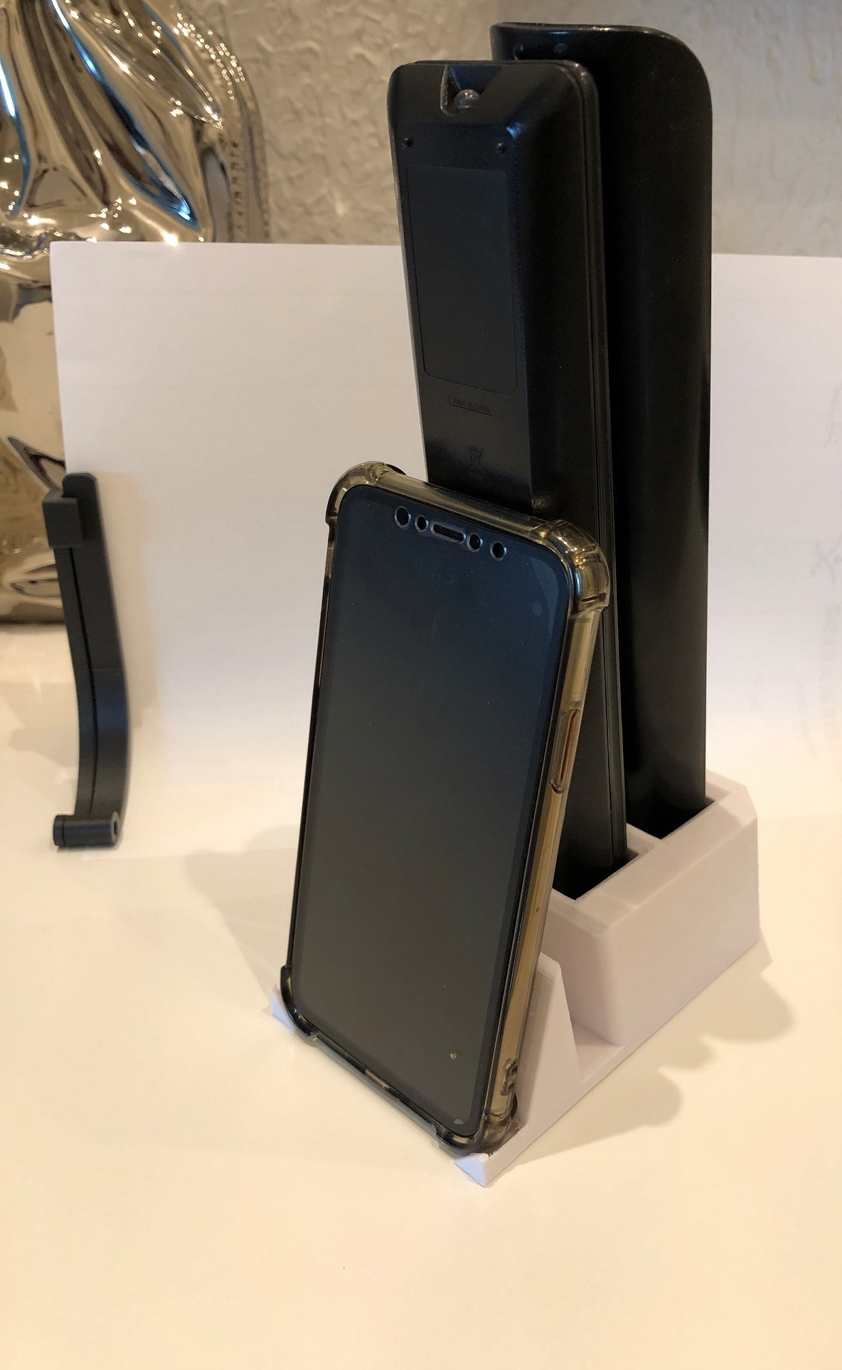Miniatura 2 do modelo 3D Two Remote Control Stand+ Surface Pro+ iPhone Stand