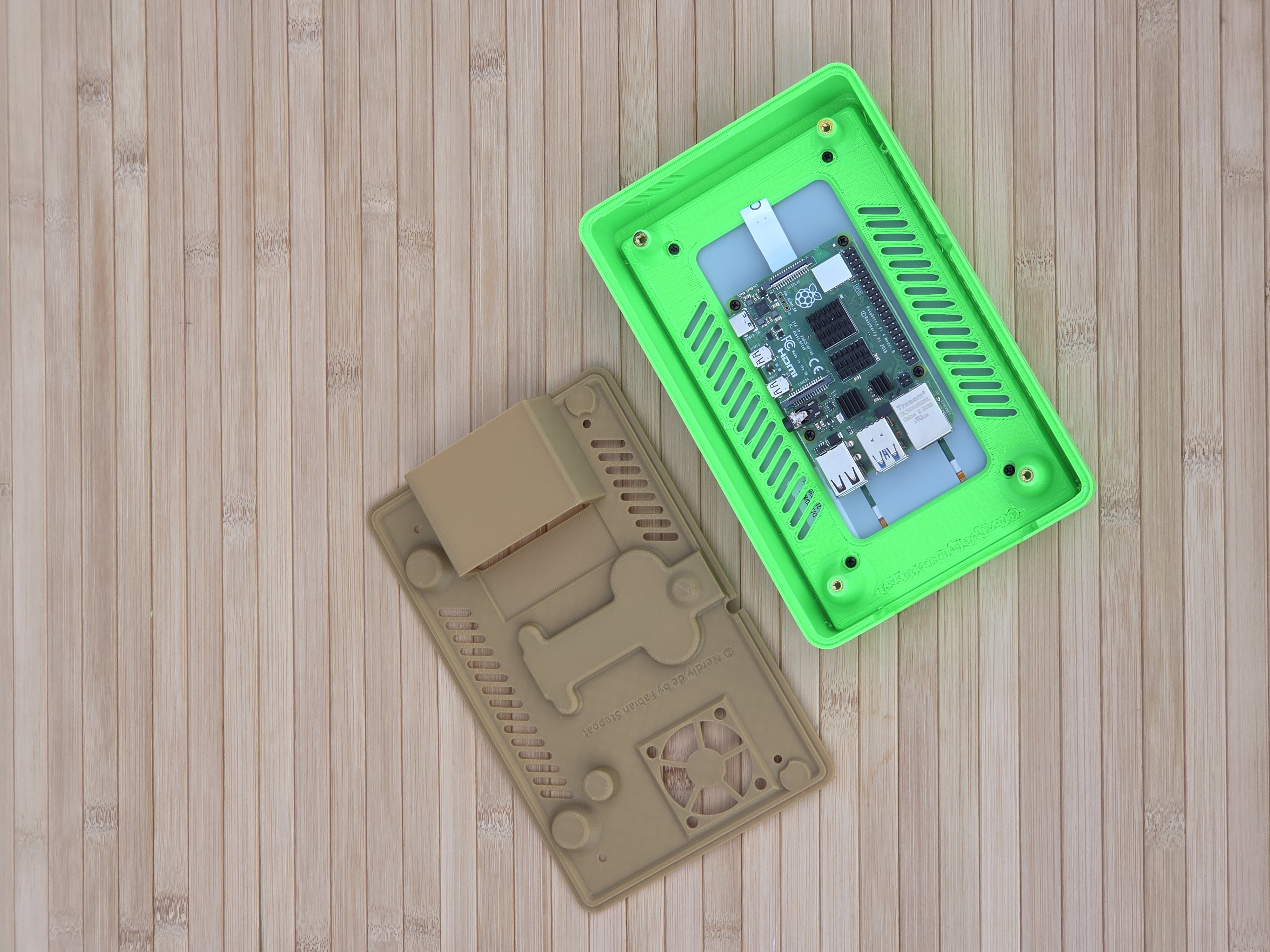 Raspberry Pi 7" Touch Display 2 Frame for RaspberryPi 4 - Horizontal - incl. Cutout - by Nerdiy.de — miniatura 12