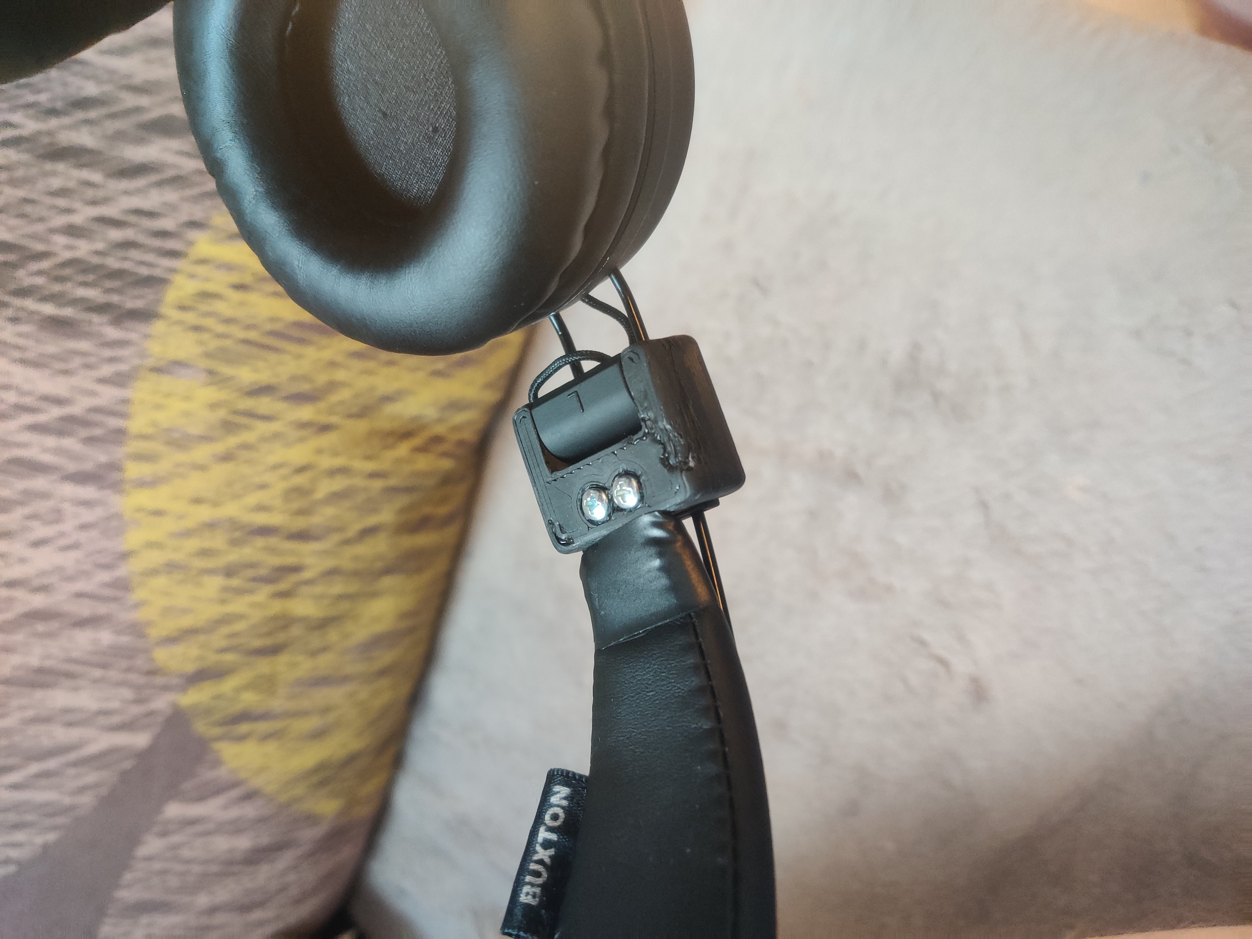Buxton BHP 7501 - Earphone to headstrap linkage