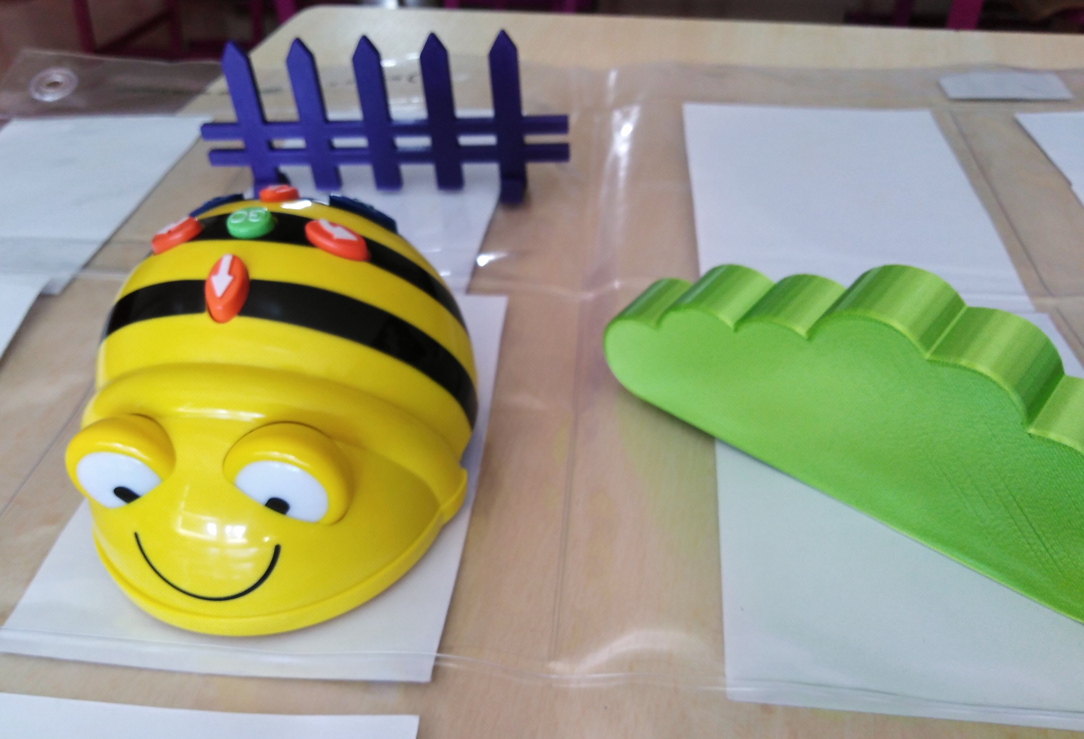 Příslušenství pro BEE-BOT (kolekce): keř, kaluž, plot, tunel, značka, květináč