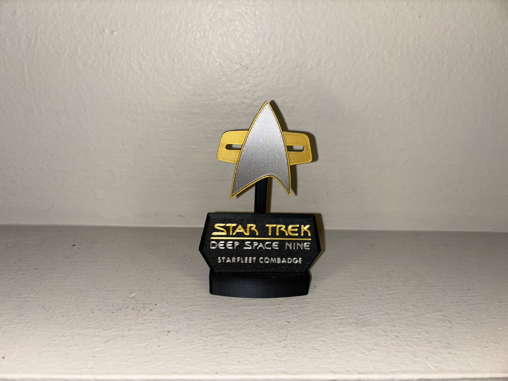 Star Trek: Voyager Combadge (easy print)