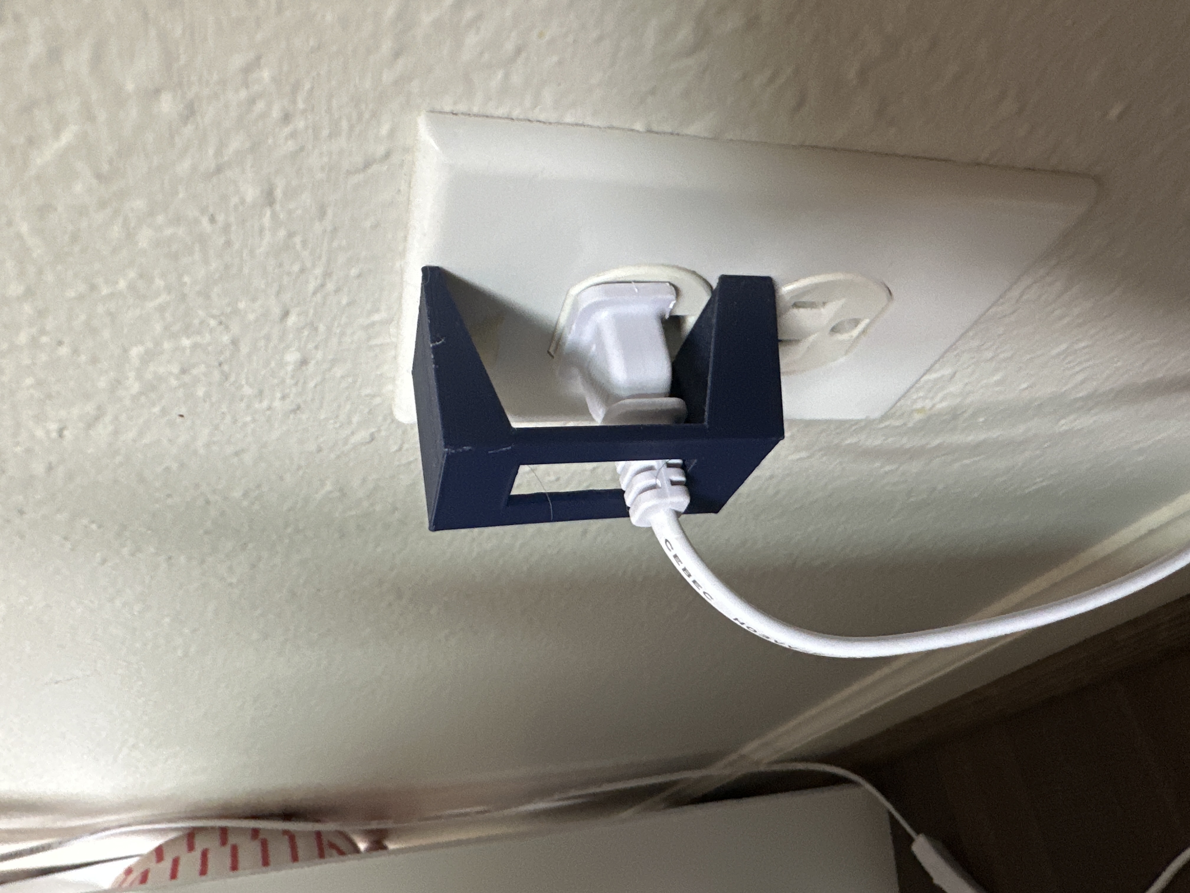 Outlet lock for child