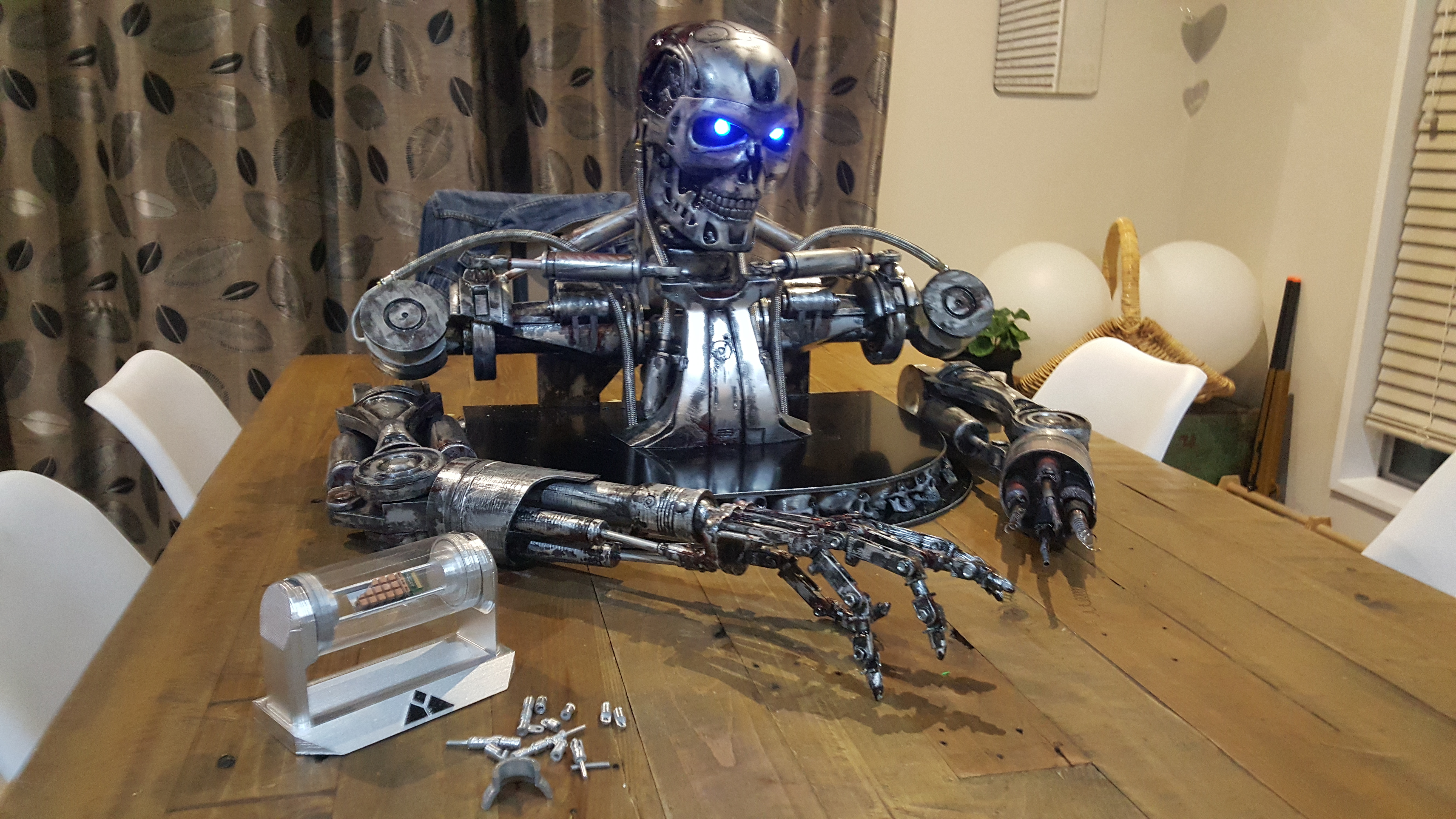Miniatura 21 do modelo 3D Terminator T800 Split Shoulders "Bust Concept"