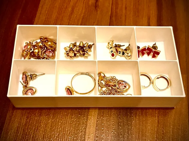 Mini jewelry holder