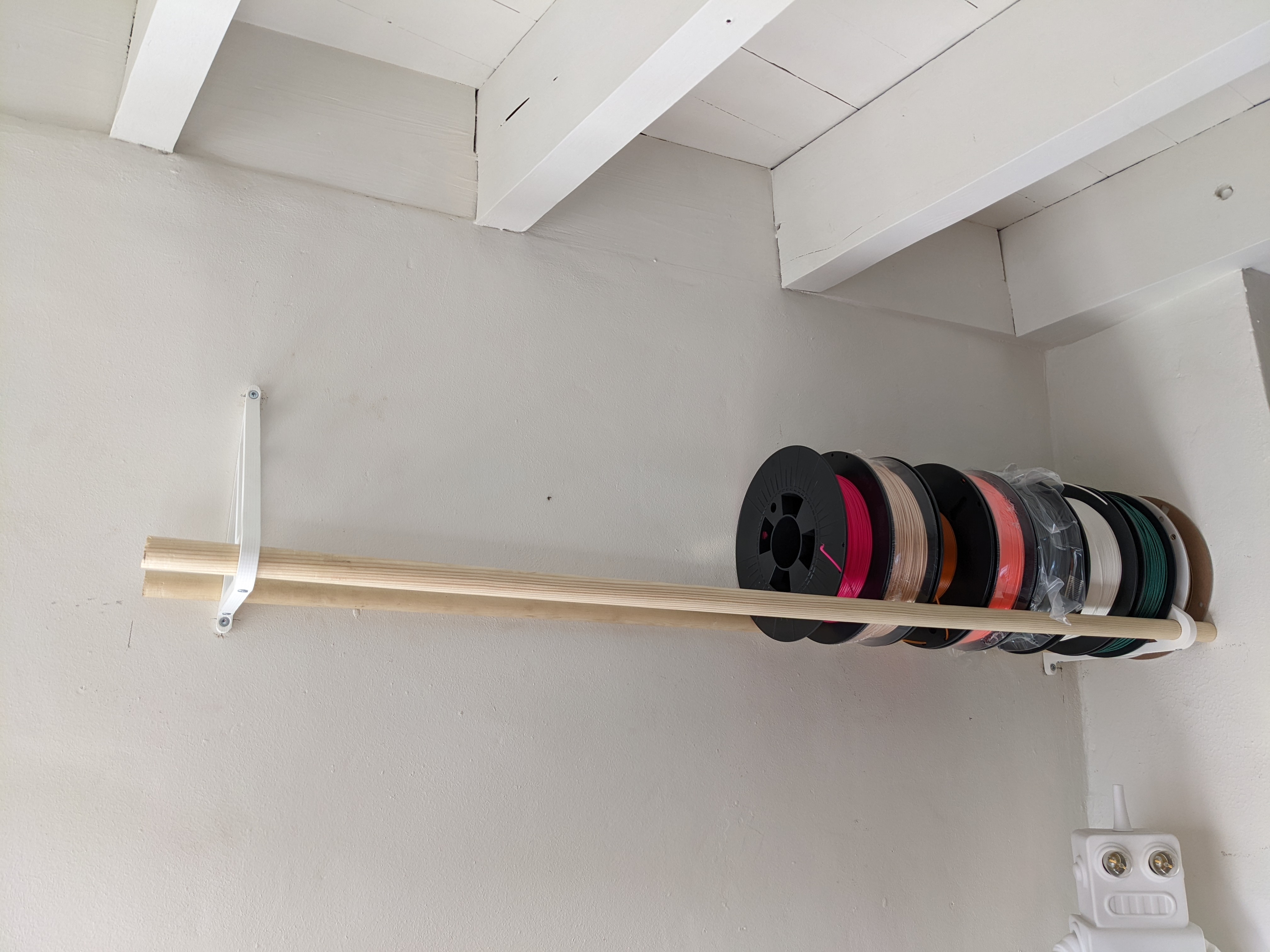 Simple broomstick filament shelf