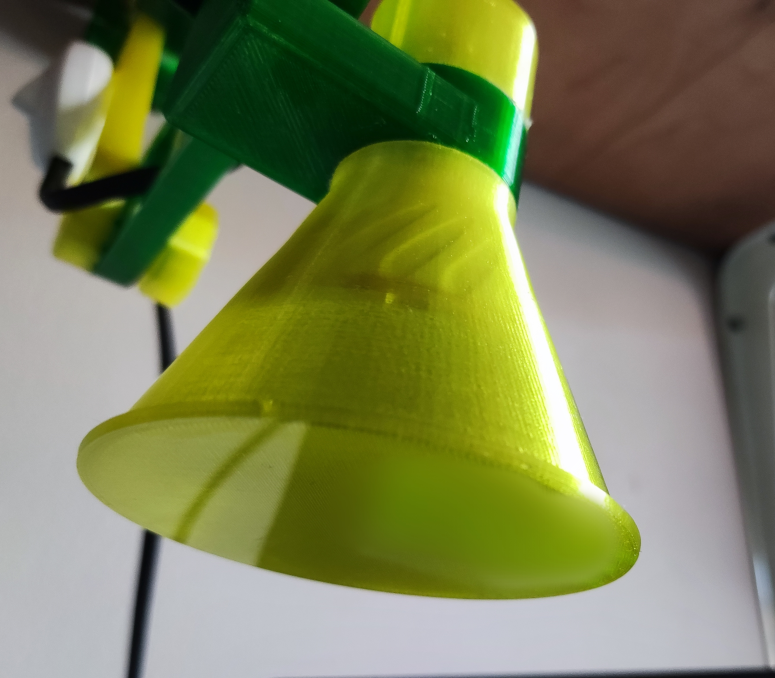 Articulated lamp shade and difuser
