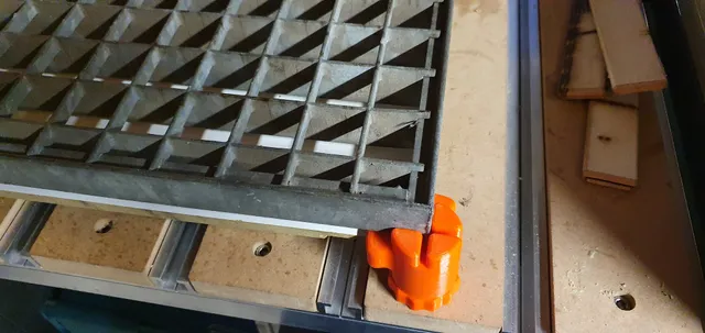 adjustable leg for laser cutter grate bed