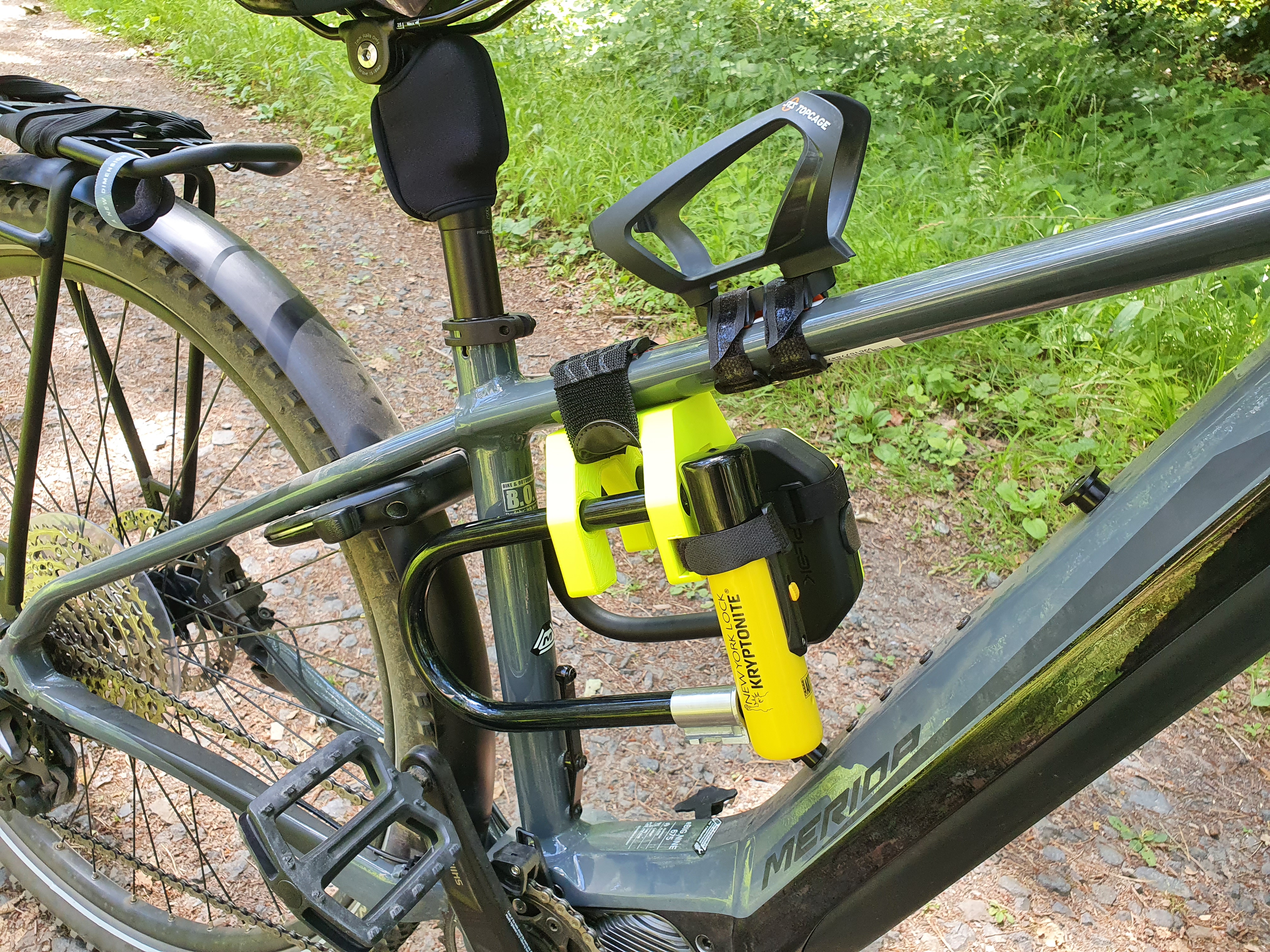 Dual d-lock mount for bike top tube
