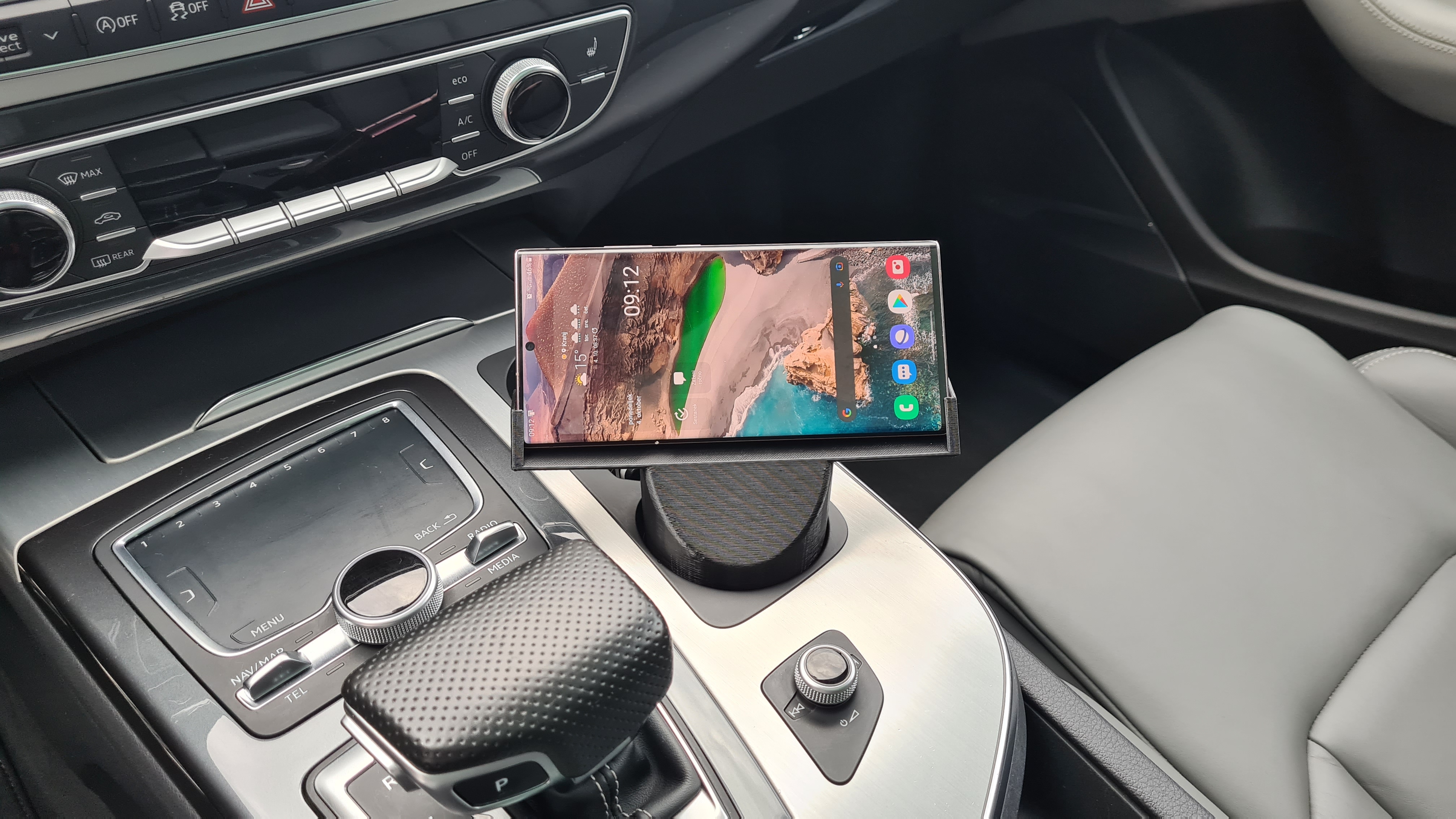 Audi Q7 Phone stand