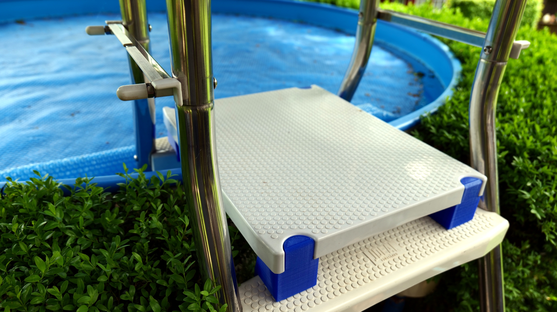 Material for lowering or removing the top step on a pool ladder / Material zum Herabsetzen bzw. Entfernen der obersten Stufe an einer Poolleiter