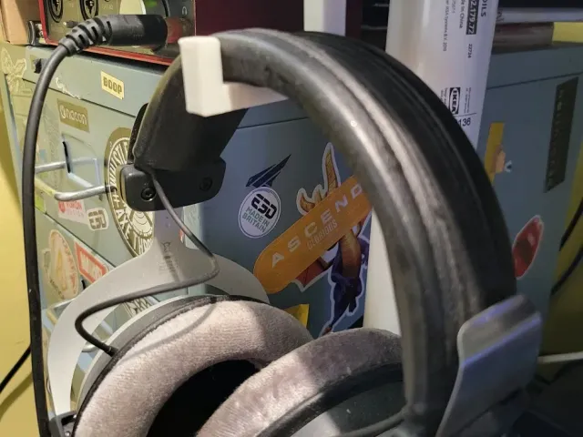 Headphone hook