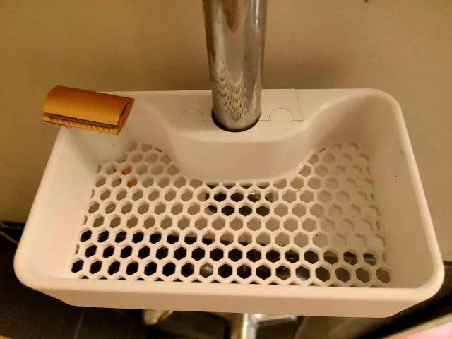 Honeycomb shower shelf + razor holder