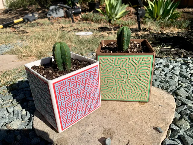 Patterned Planter with Side Plates