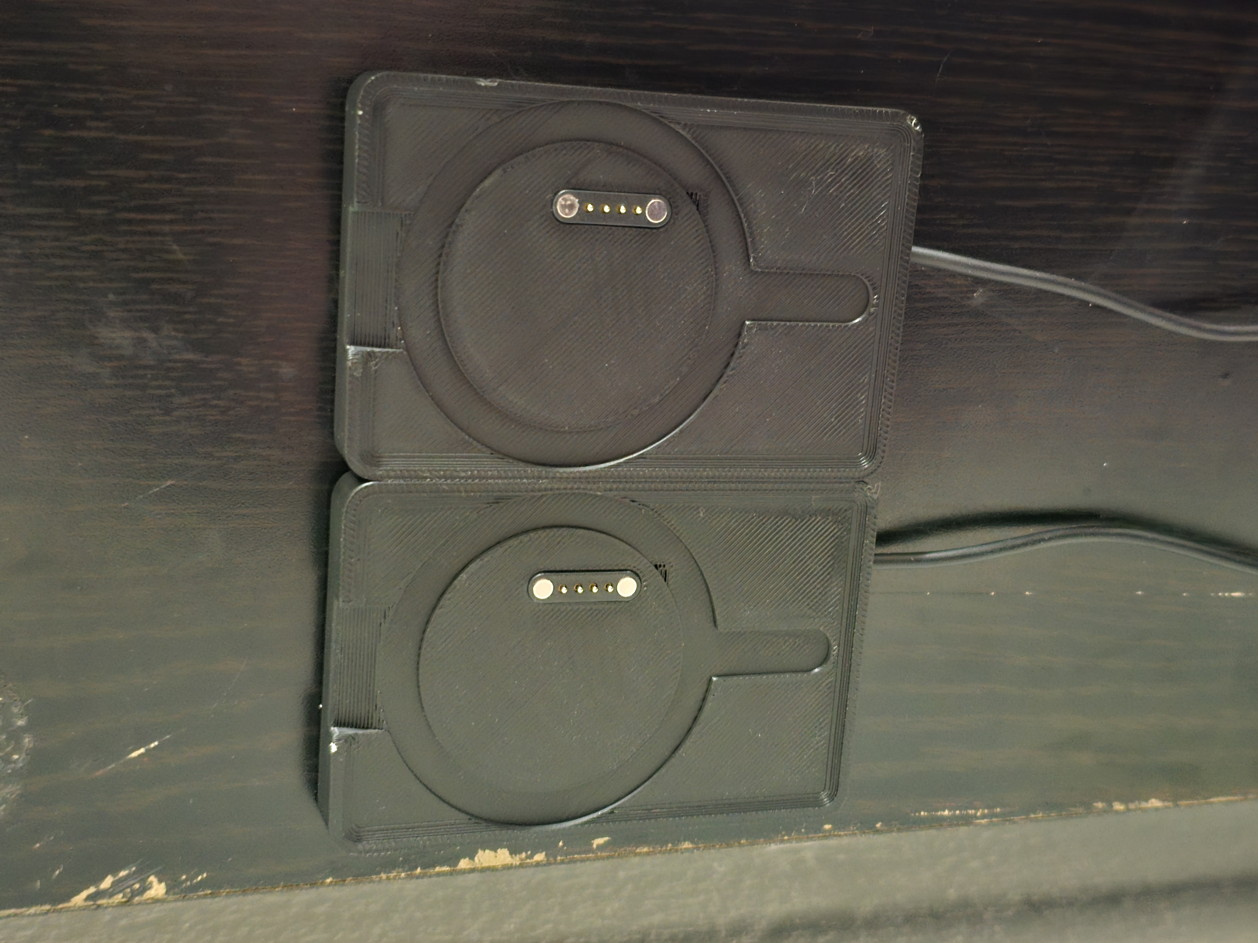 Sensecap T1000-E charging cradle modified for magsafe sticker and chaining multiple together