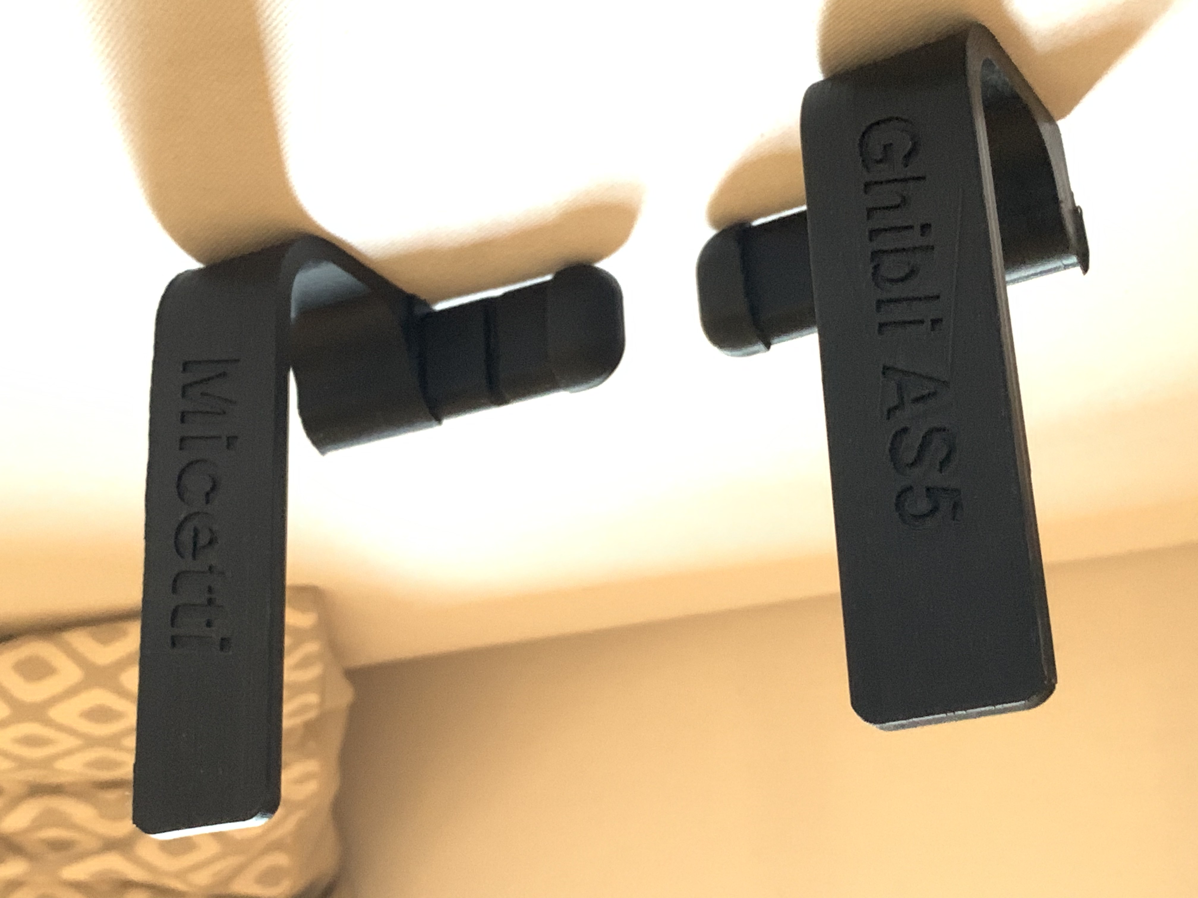 Tube and cable holder for vacuumcleaner